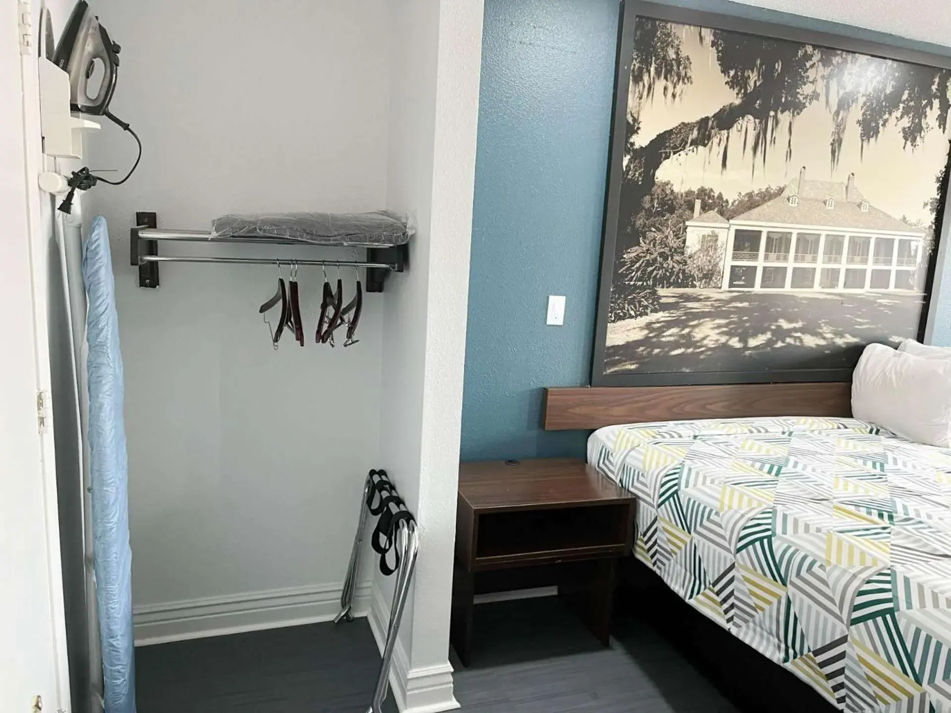 Photo of the whole room, Bed in Studio 6 Opelousas, LA Photo of the whole room, Bed in Studio 6 Opelousas, LA