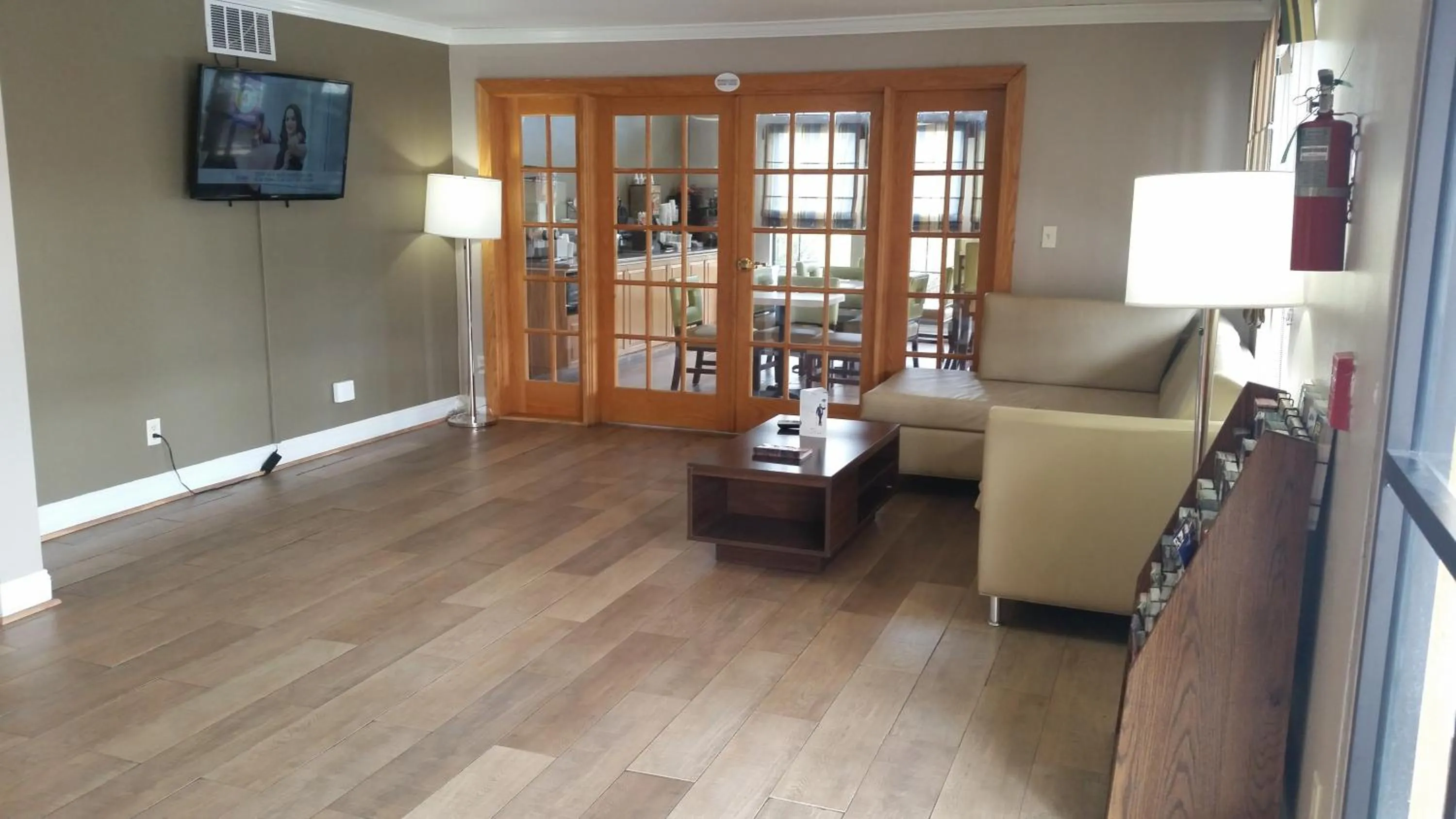 Seating area, Bed in Studio 6 Opelousas, LA