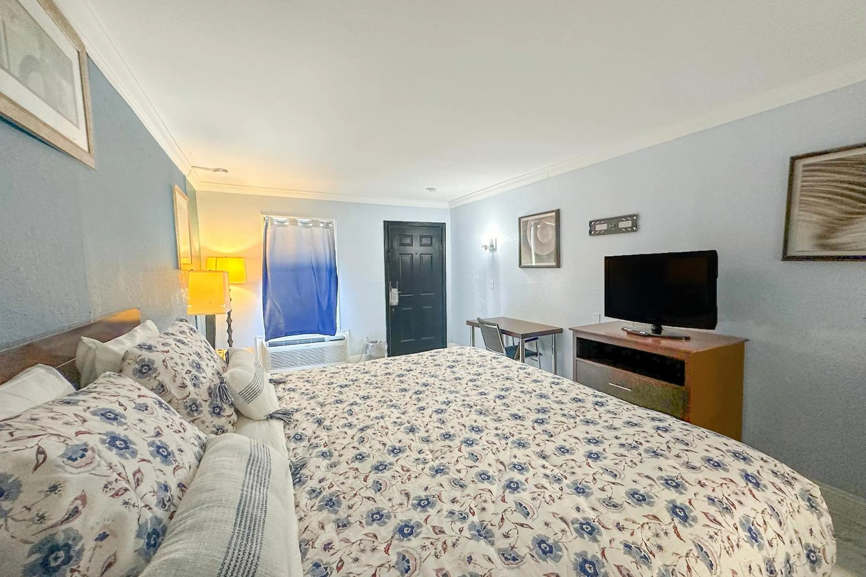 Bedroom, Bed in Rodeway Inn Hattiesburg North