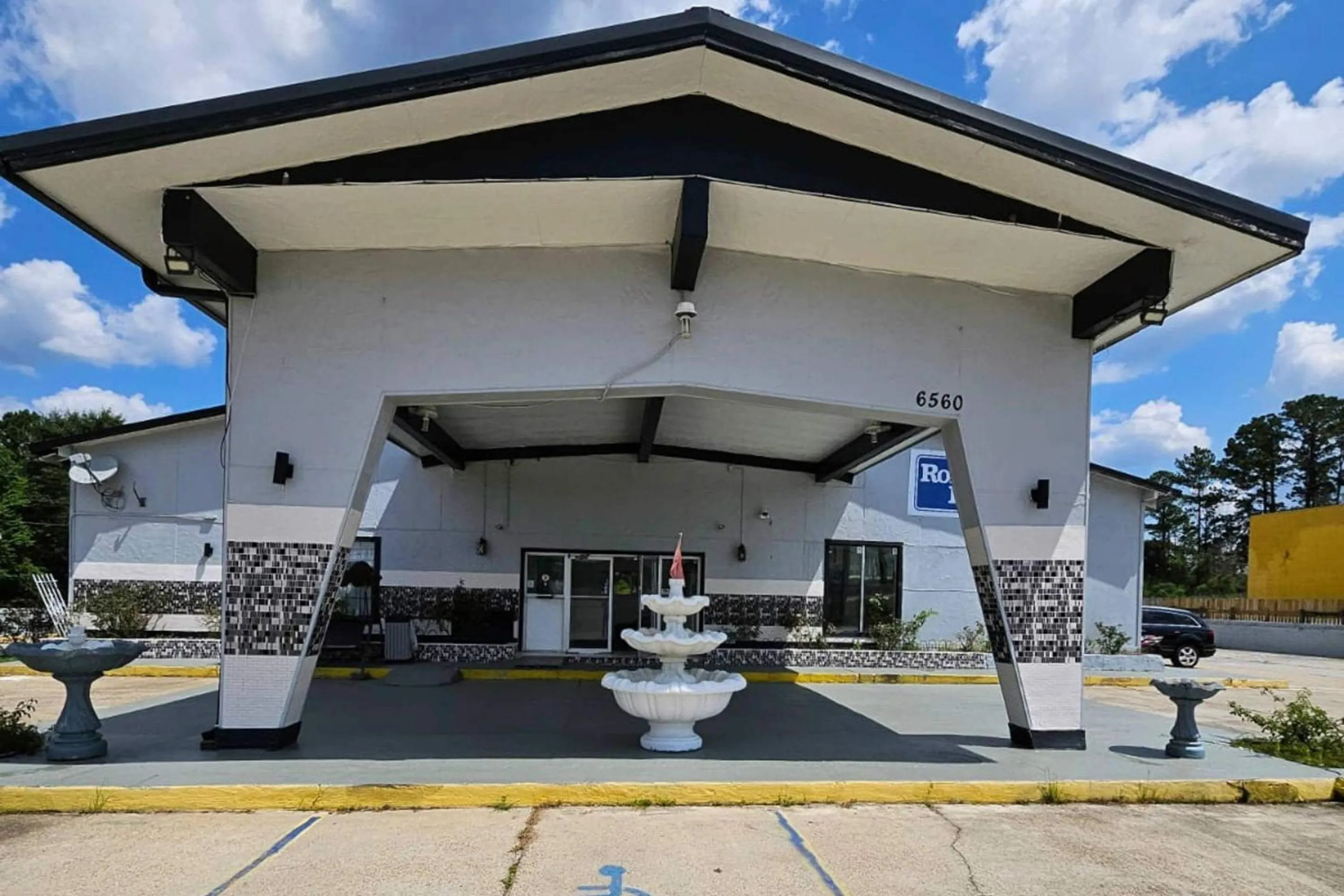 Property building in Rodeway Inn Hattiesburg North