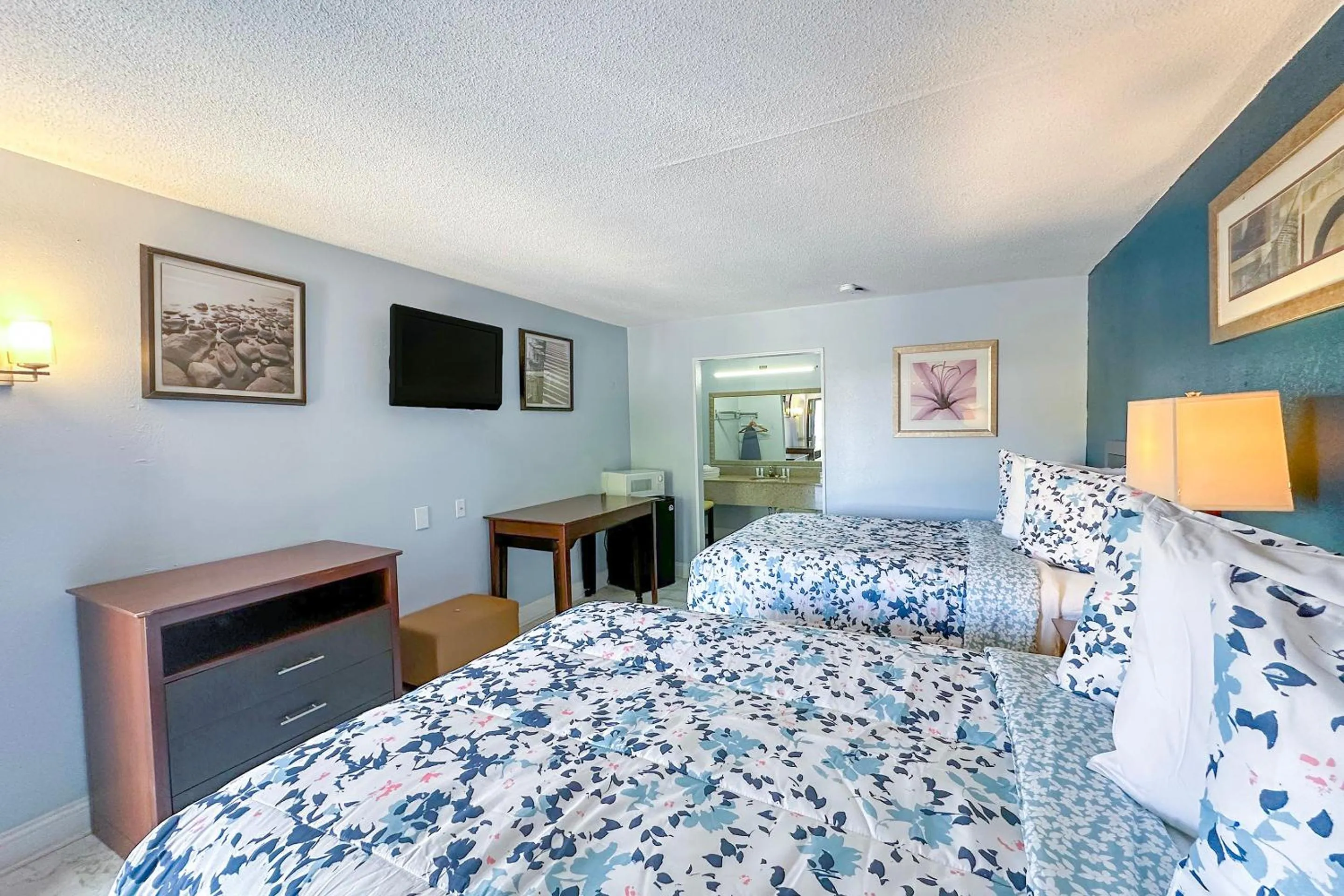 Bedroom, Bed in Rodeway Inn Hattiesburg North