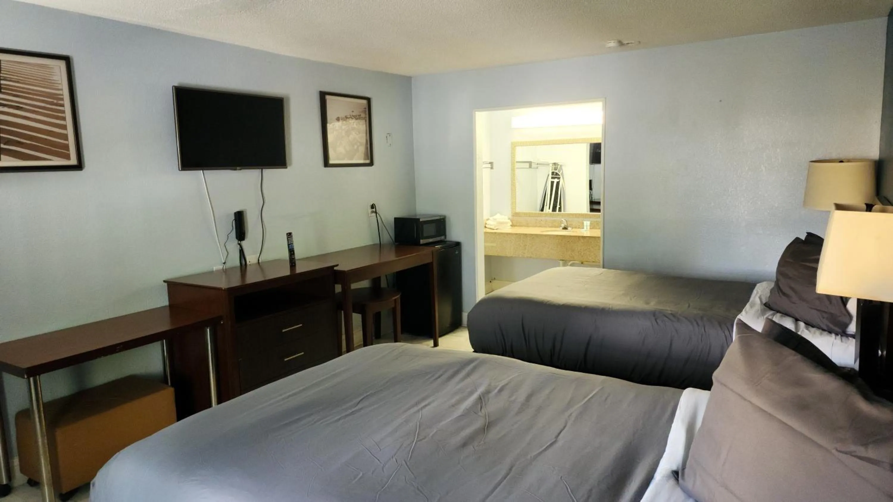 Photo of the whole room, Bed in Rodeway Inn Hattiesburg North