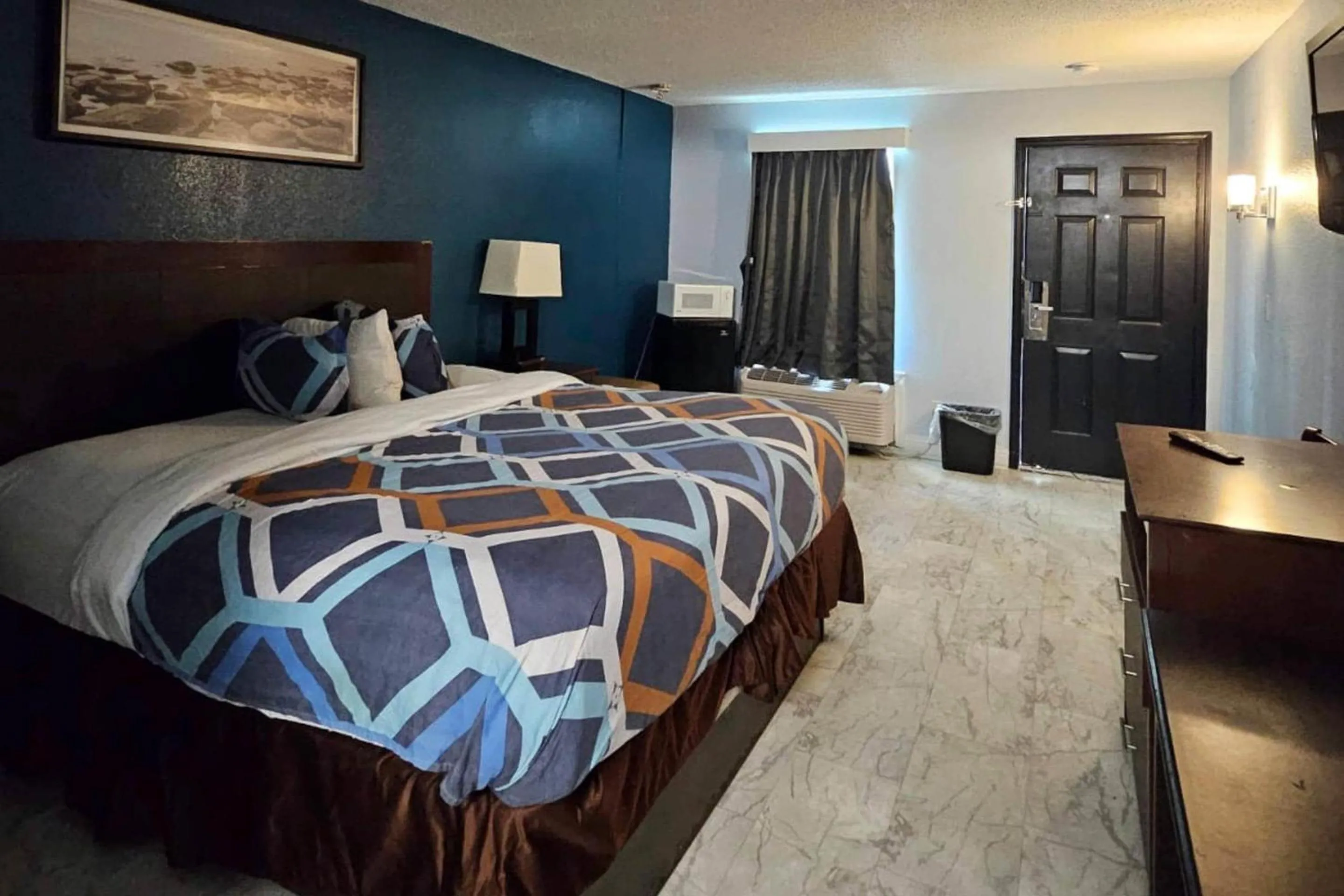 Bedroom, Bed in Rodeway Inn Hattiesburg North