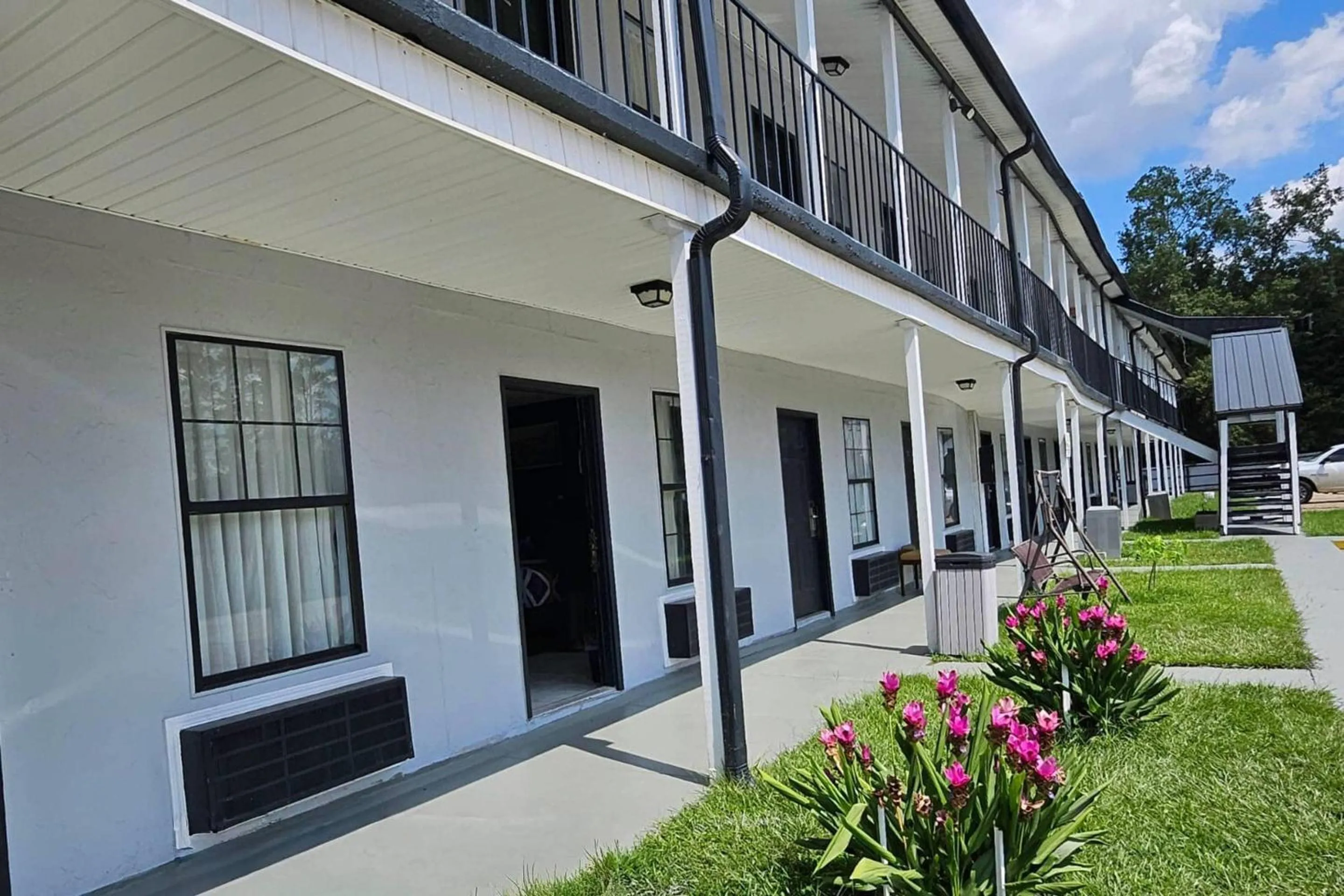 Property building in Rodeway Inn Hattiesburg North