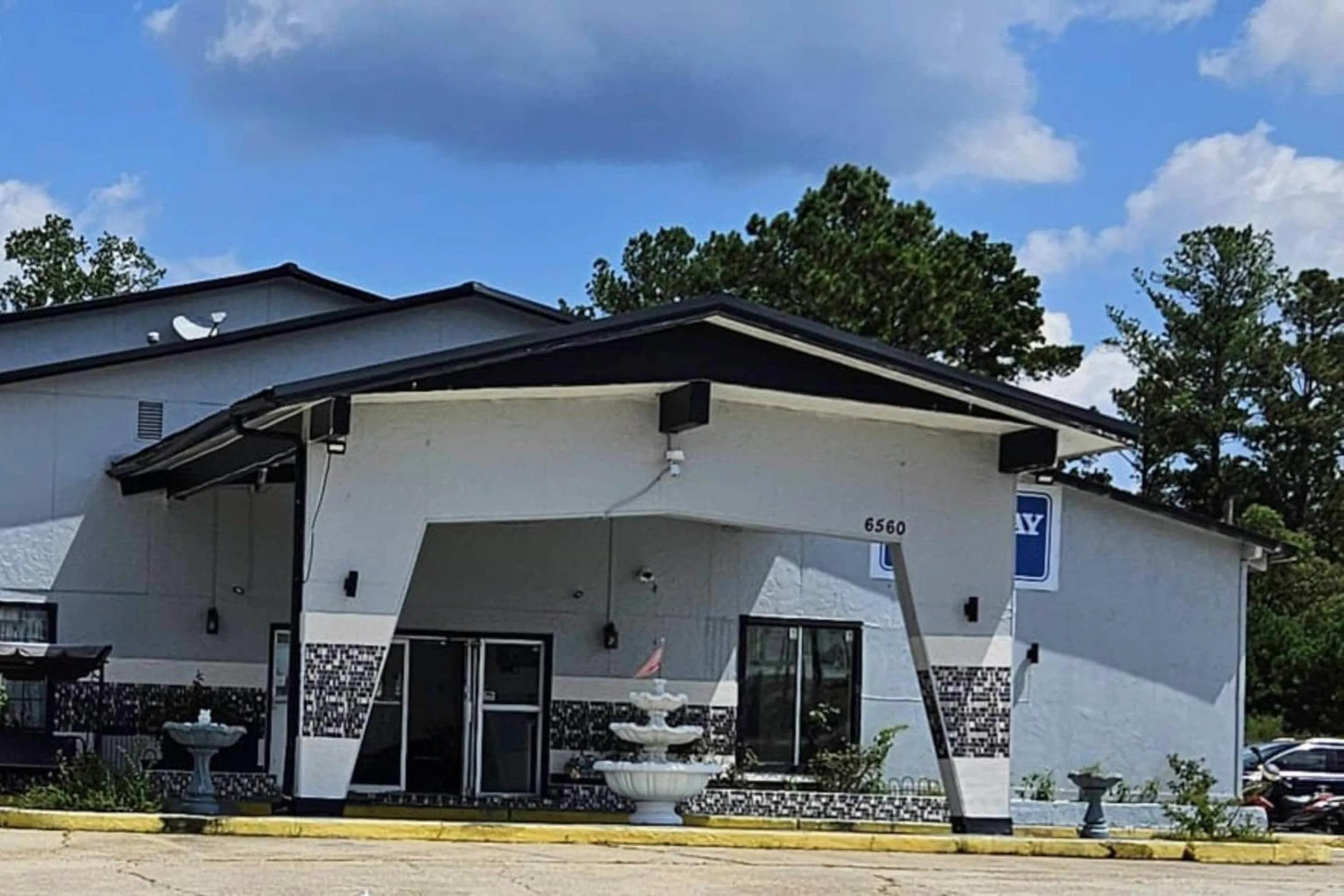 Property building in Rodeway Inn Hattiesburg North
