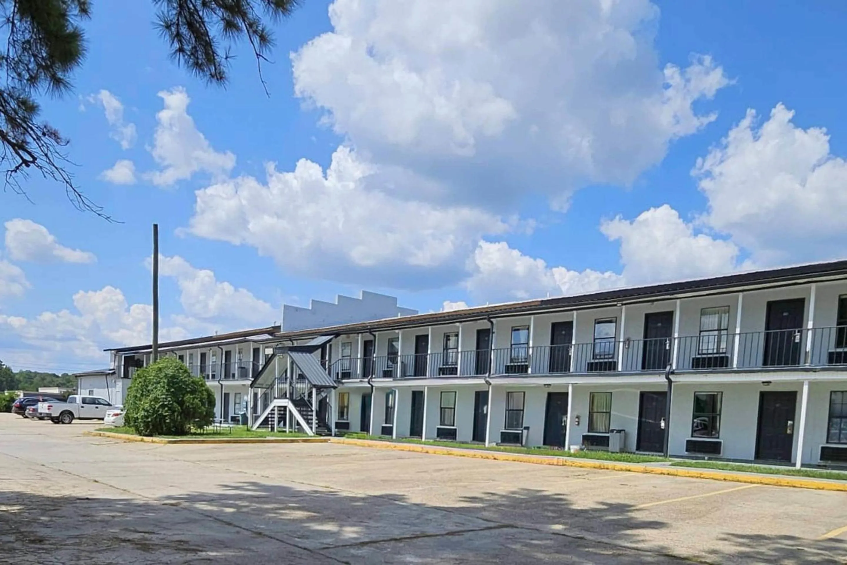 Property building in Rodeway Inn Hattiesburg North
