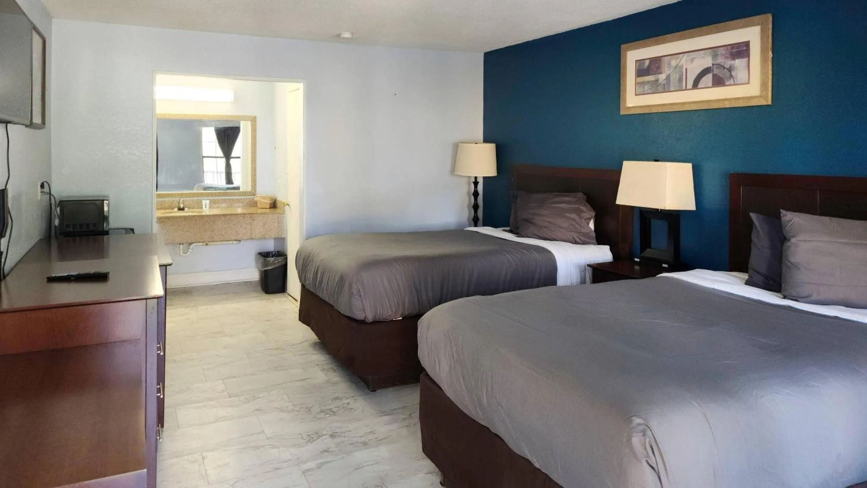 Bedroom, Bed in Rodeway Inn Hattiesburg North