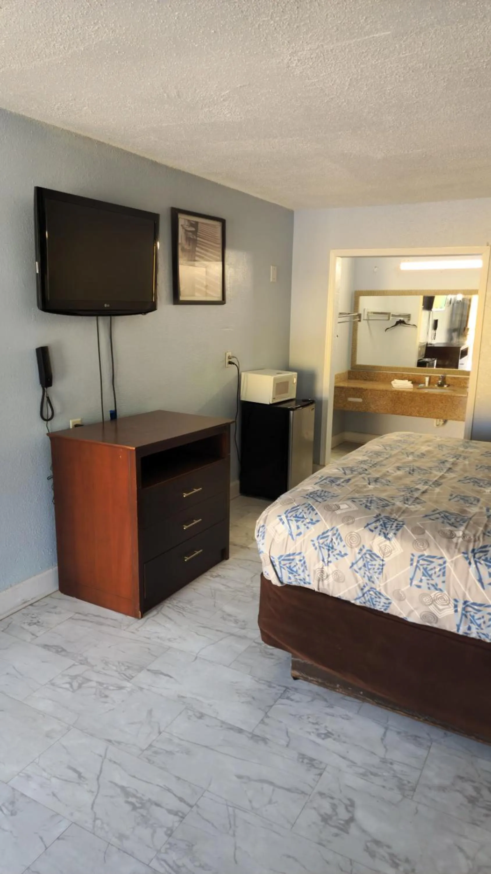 TV and multimedia, Bed in Rodeway Inn Hattiesburg North