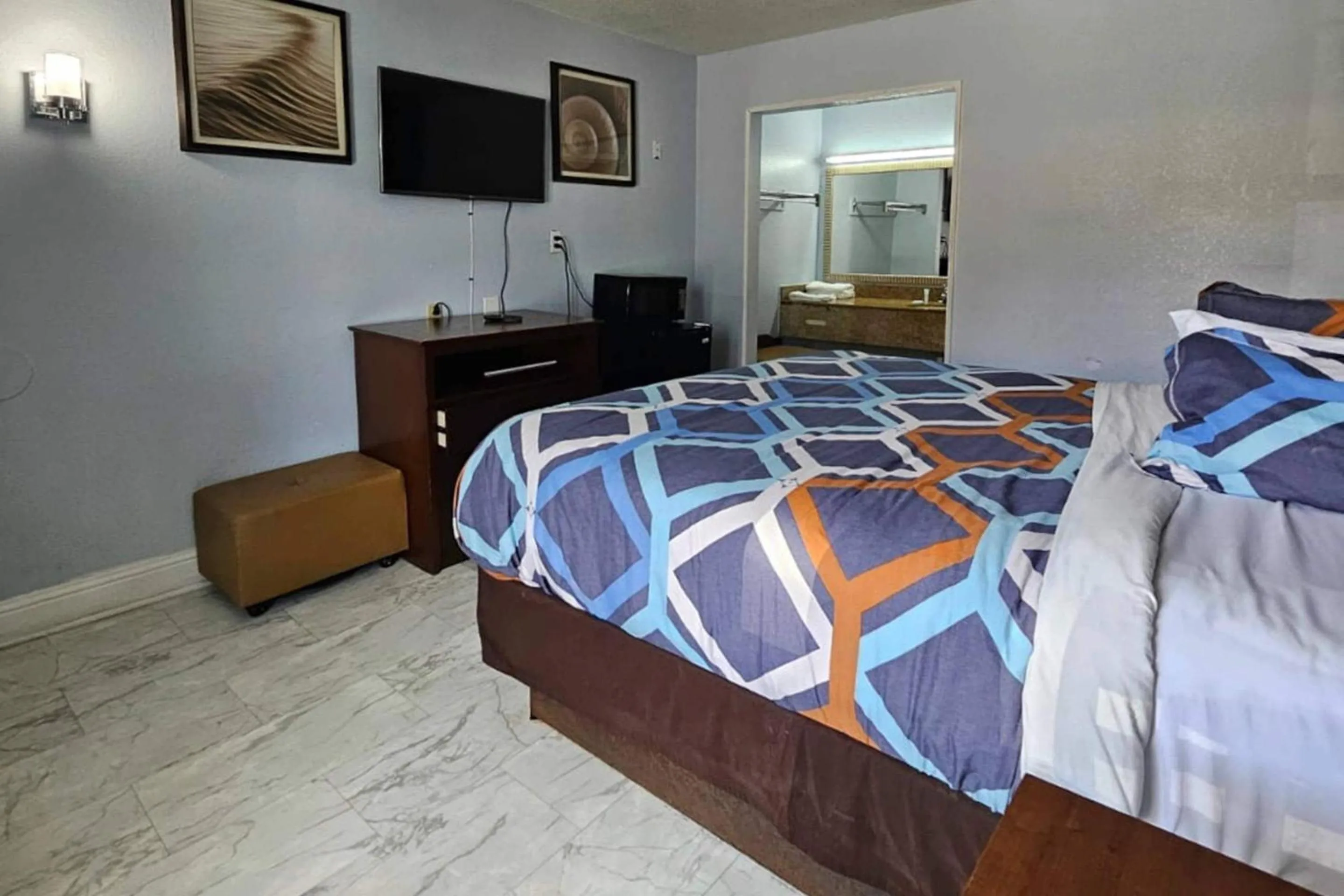 Bedroom, Bed in Rodeway Inn Hattiesburg North