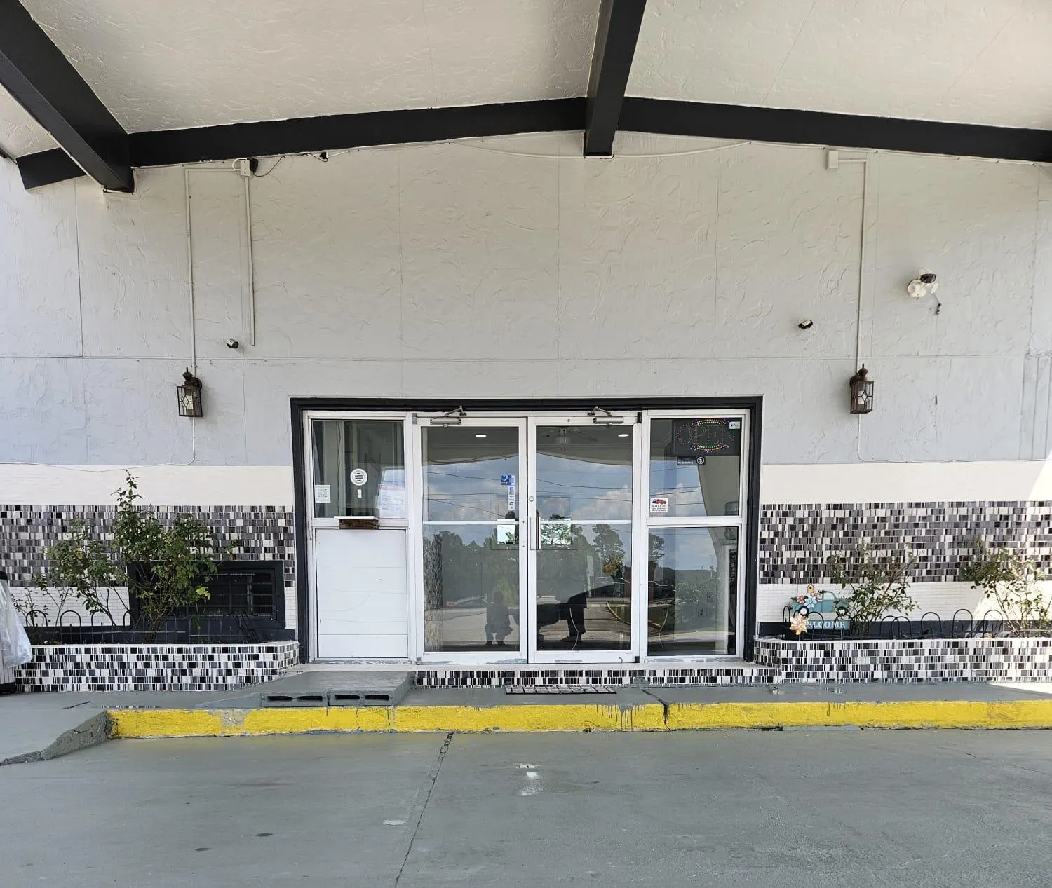 Facade/entrance in Rodeway Inn Hattiesburg North