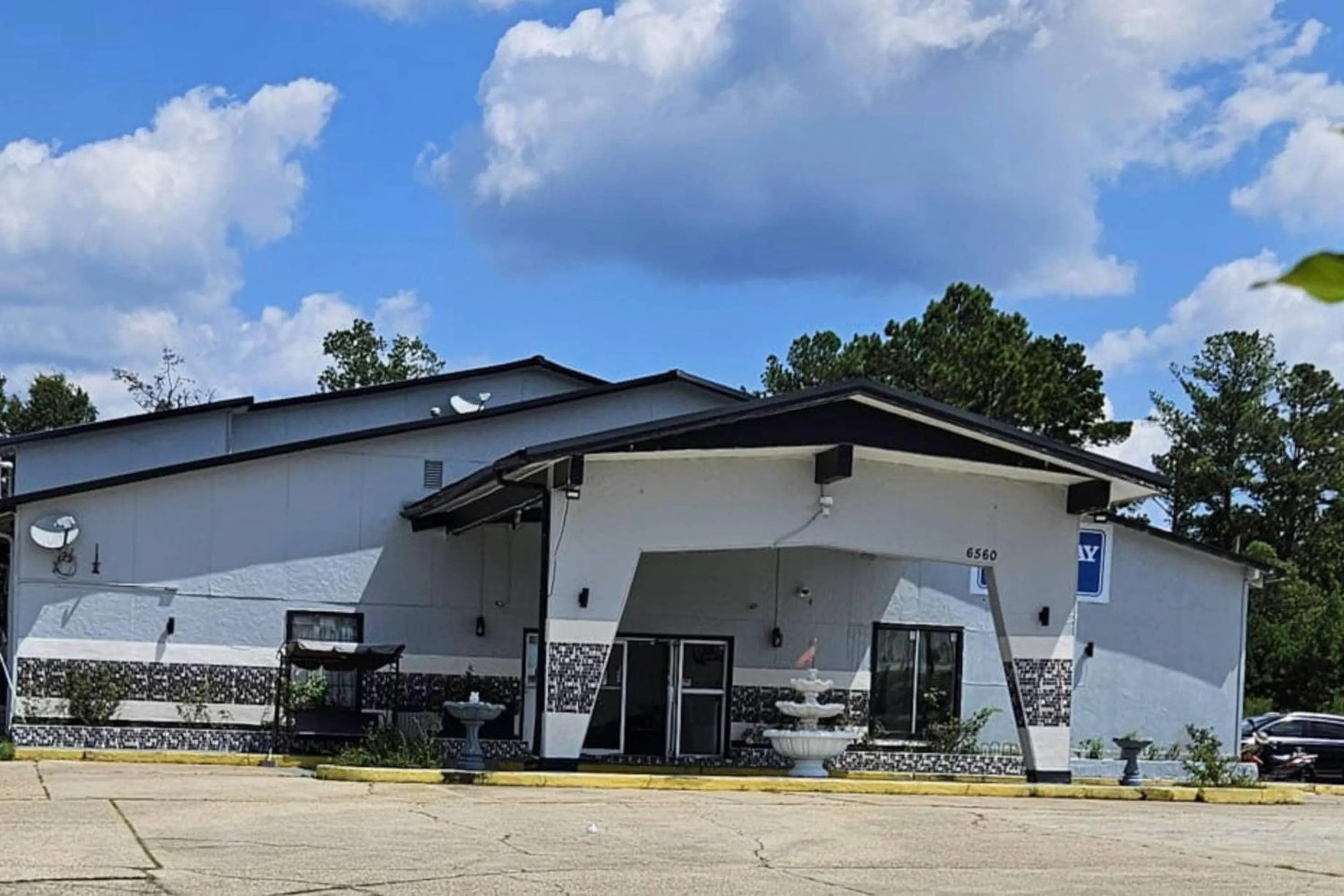 Property building in Rodeway Inn Hattiesburg North