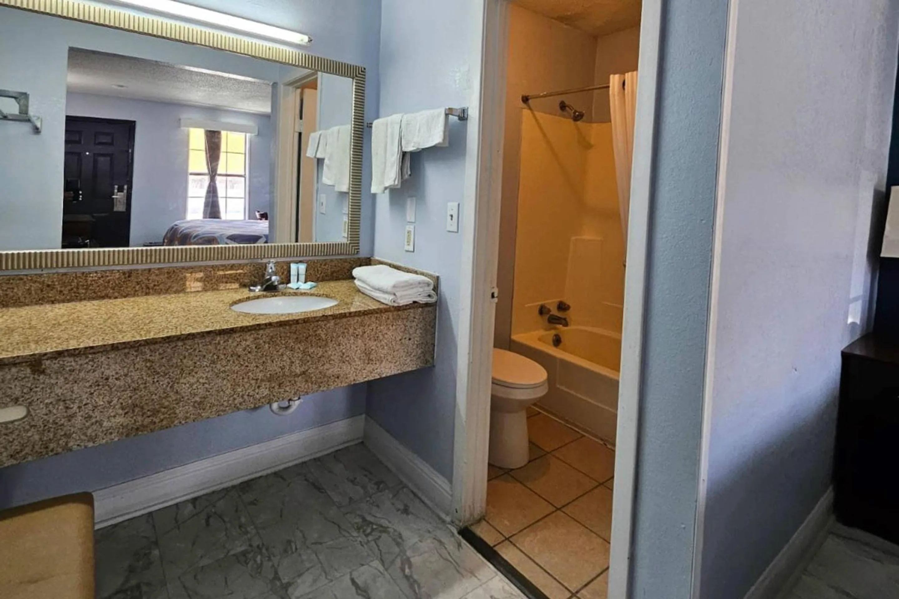 Bedroom in Rodeway Inn Hattiesburg North