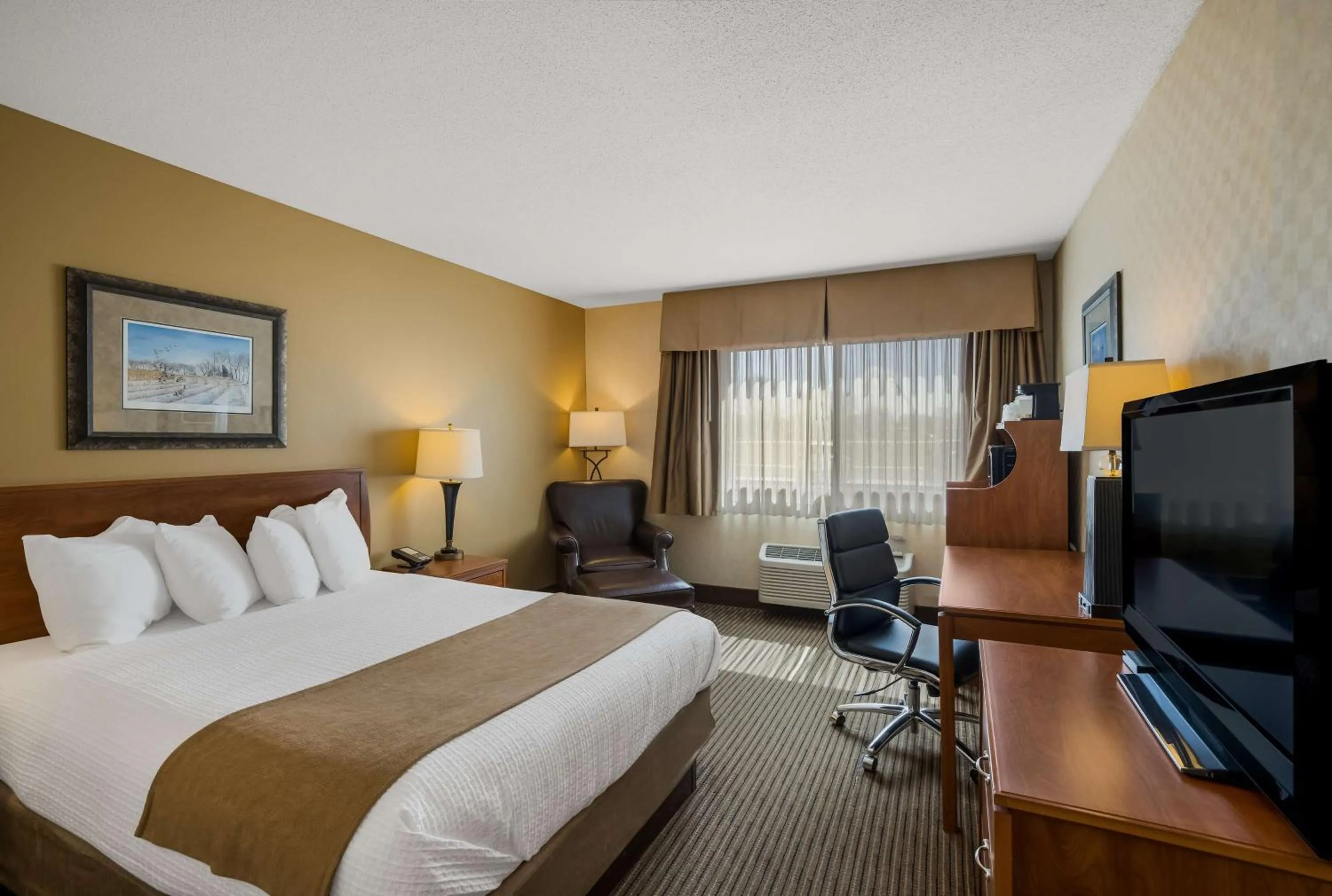 Bedroom in Best Western Vermillion Inn