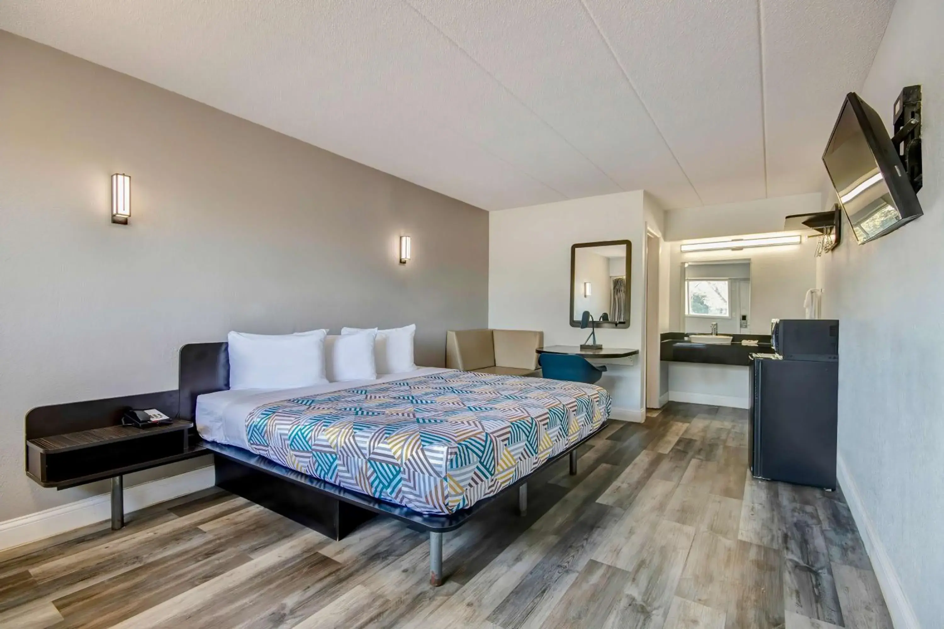 Bedroom, Bed in Motel 6 Columbus OH - OSU North Bedroom, Bed in Motel 6 Columbus OH - OSU North