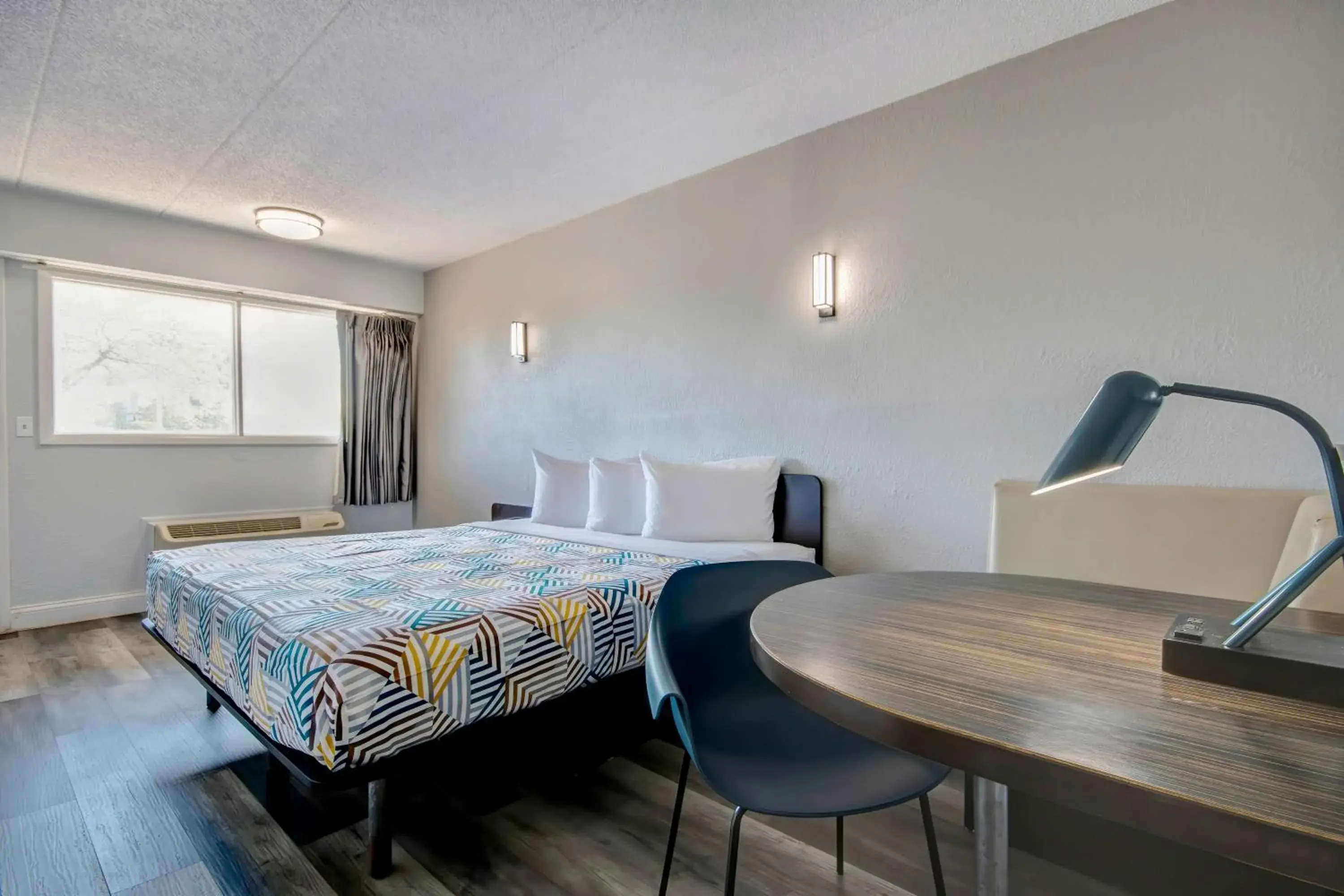 Bedroom, Bed in Motel 6 Columbus OH - OSU North Bedroom, Bed in Motel 6 Columbus OH - OSU North