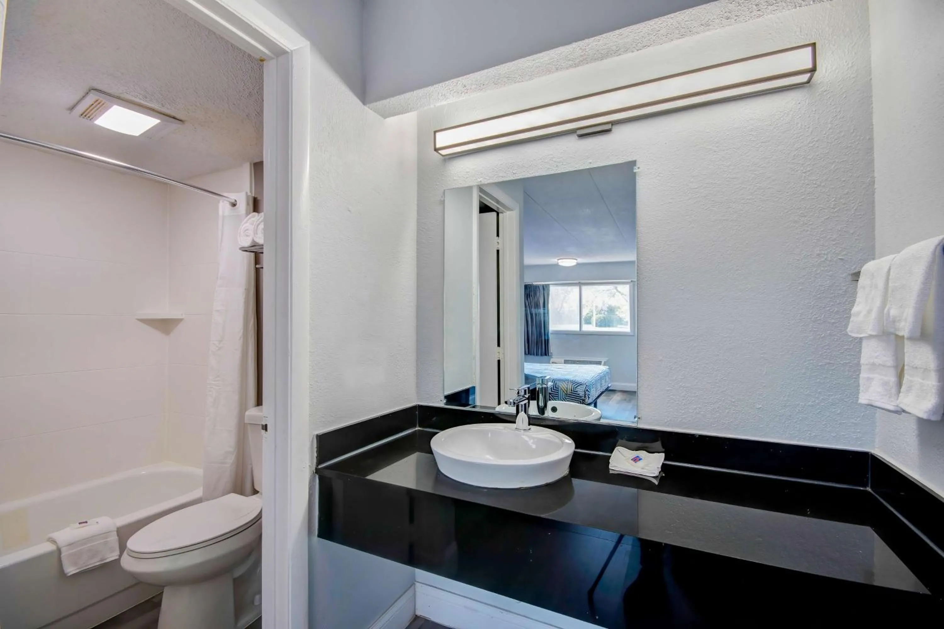 Bathroom in Motel 6 Columbus OH - OSU North