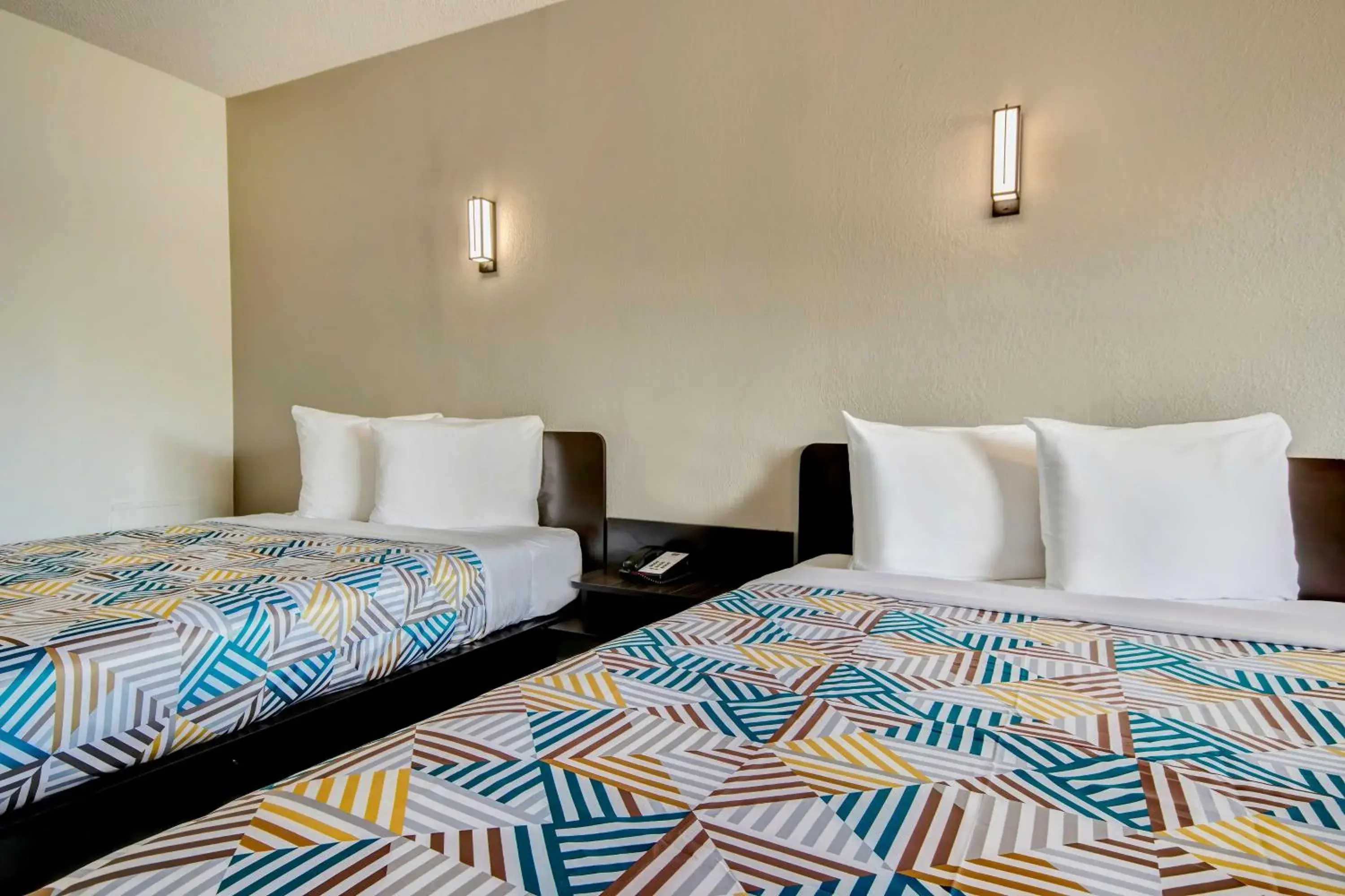 Bedroom, Bed in Motel 6 Columbus OH - OSU North Bedroom, Bed in Motel 6 Columbus OH - OSU North