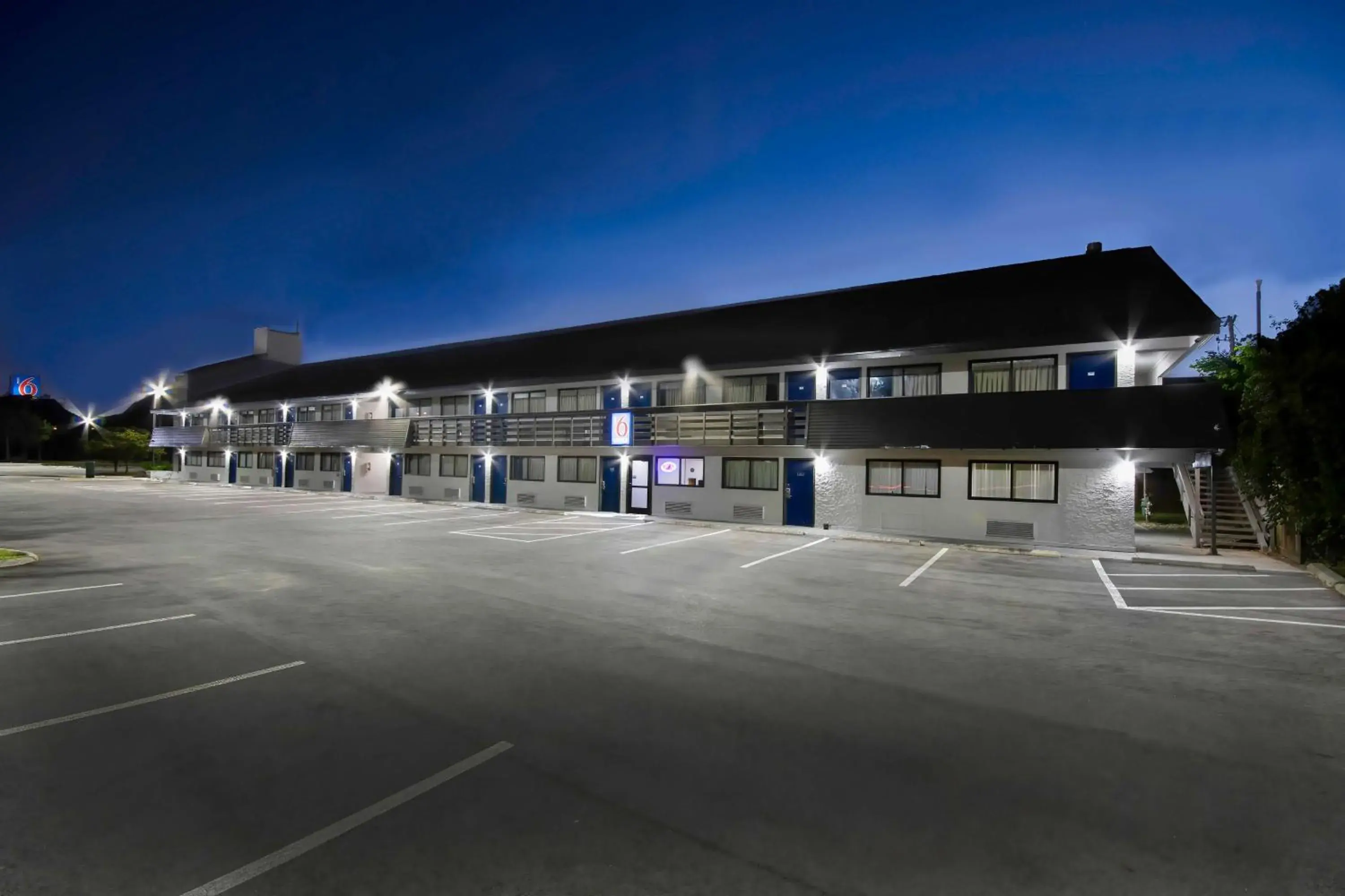 Property building in Motel 6 Columbus OH - OSU North Property building in Motel 6 Columbus OH - OSU North