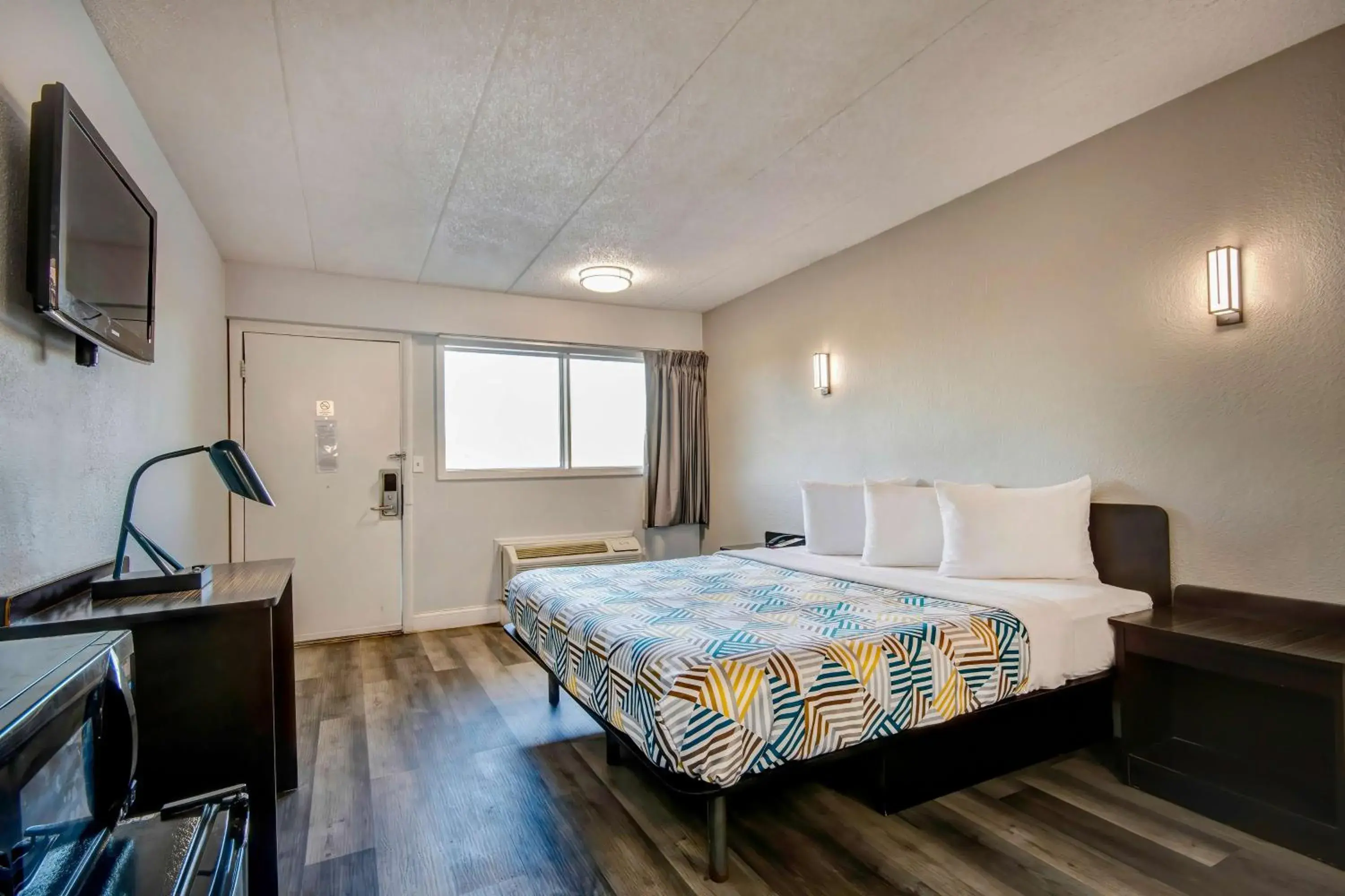 Bedroom, Bed in Motel 6 Columbus OH - OSU North Bedroom, Bed in Motel 6 Columbus OH - OSU North