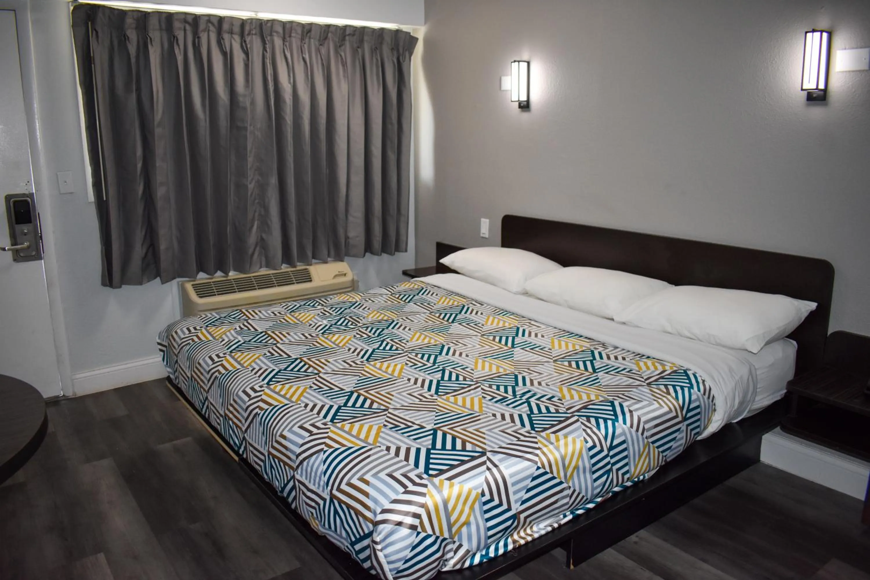 Bed in Motel 6 Columbus OH - OSU North