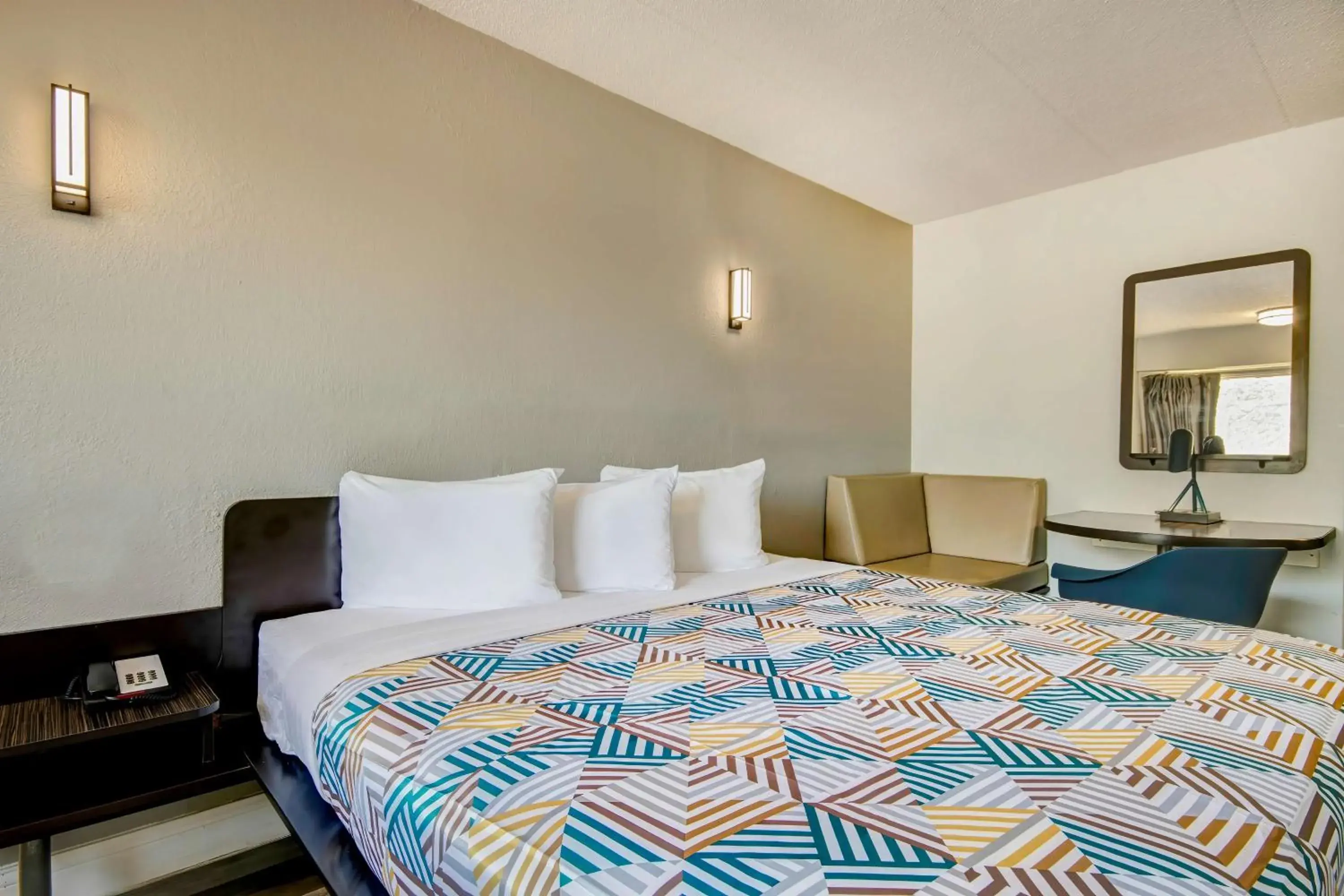 Bedroom, Bed in Motel 6 Columbus OH - OSU North Bedroom, Bed in Motel 6 Columbus OH - OSU North