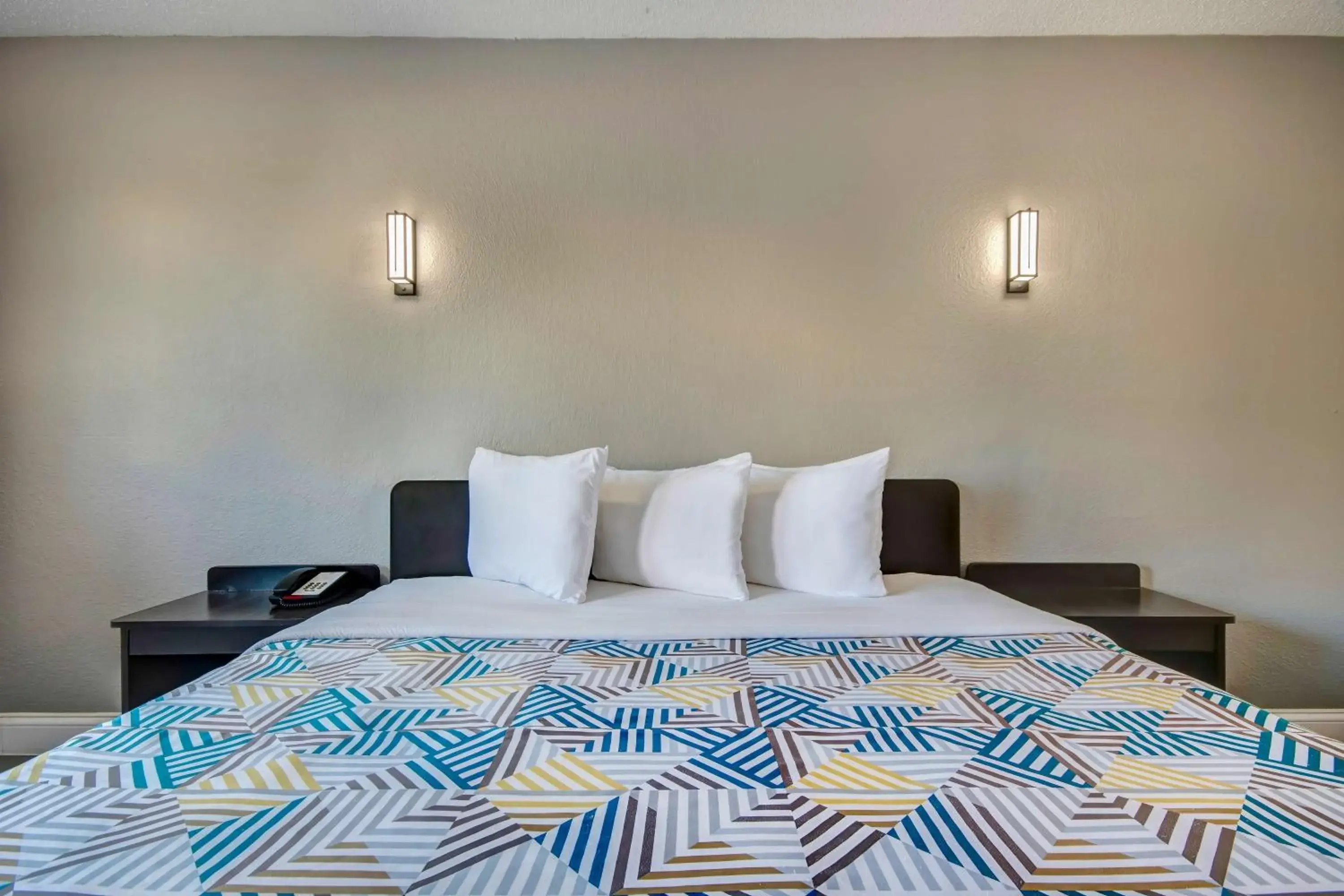 Bedroom, Bed in Motel 6 Columbus OH - OSU North Bedroom, Bed in Motel 6 Columbus OH - OSU North