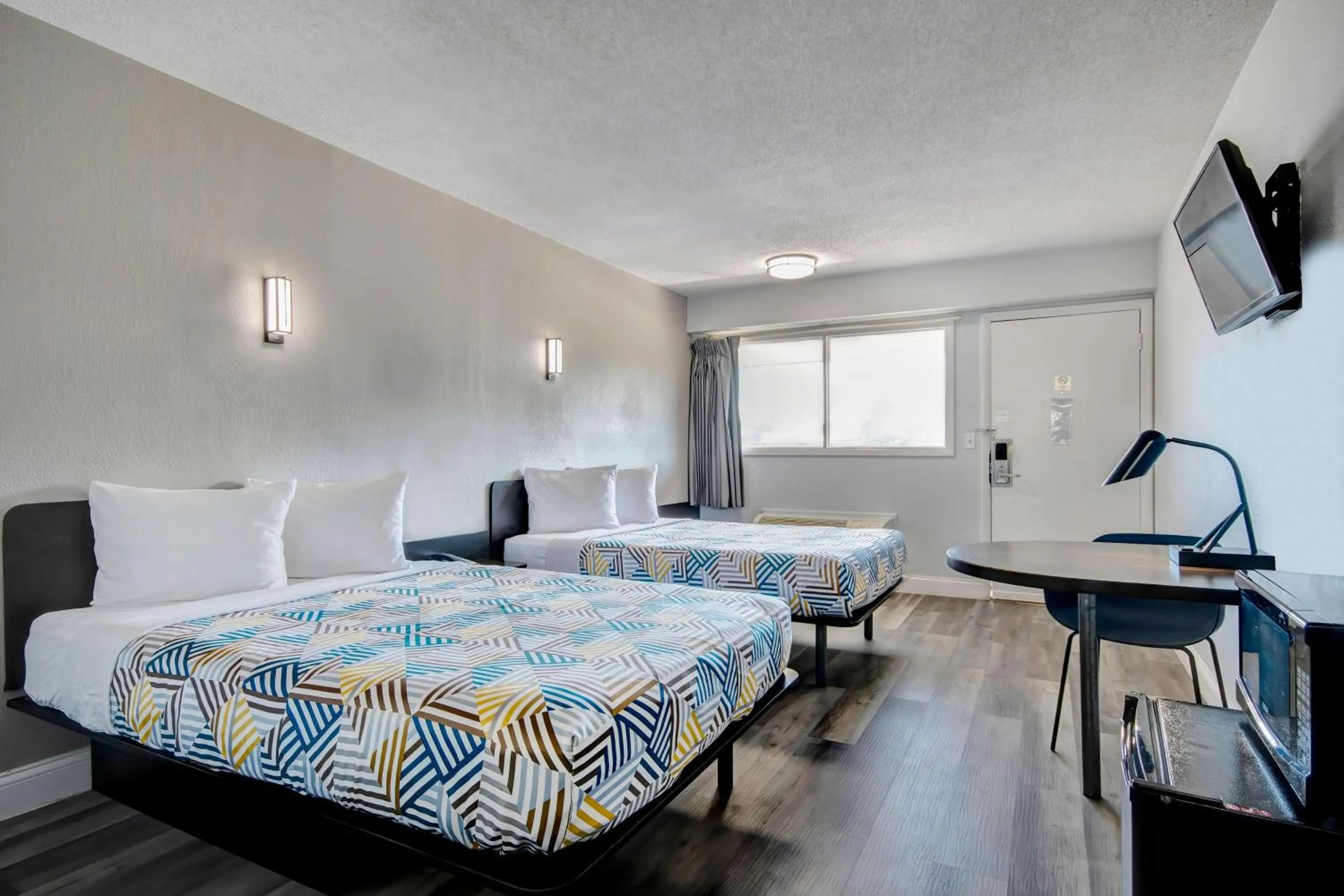 Bedroom, Bed in Motel 6 Columbus OH - OSU North