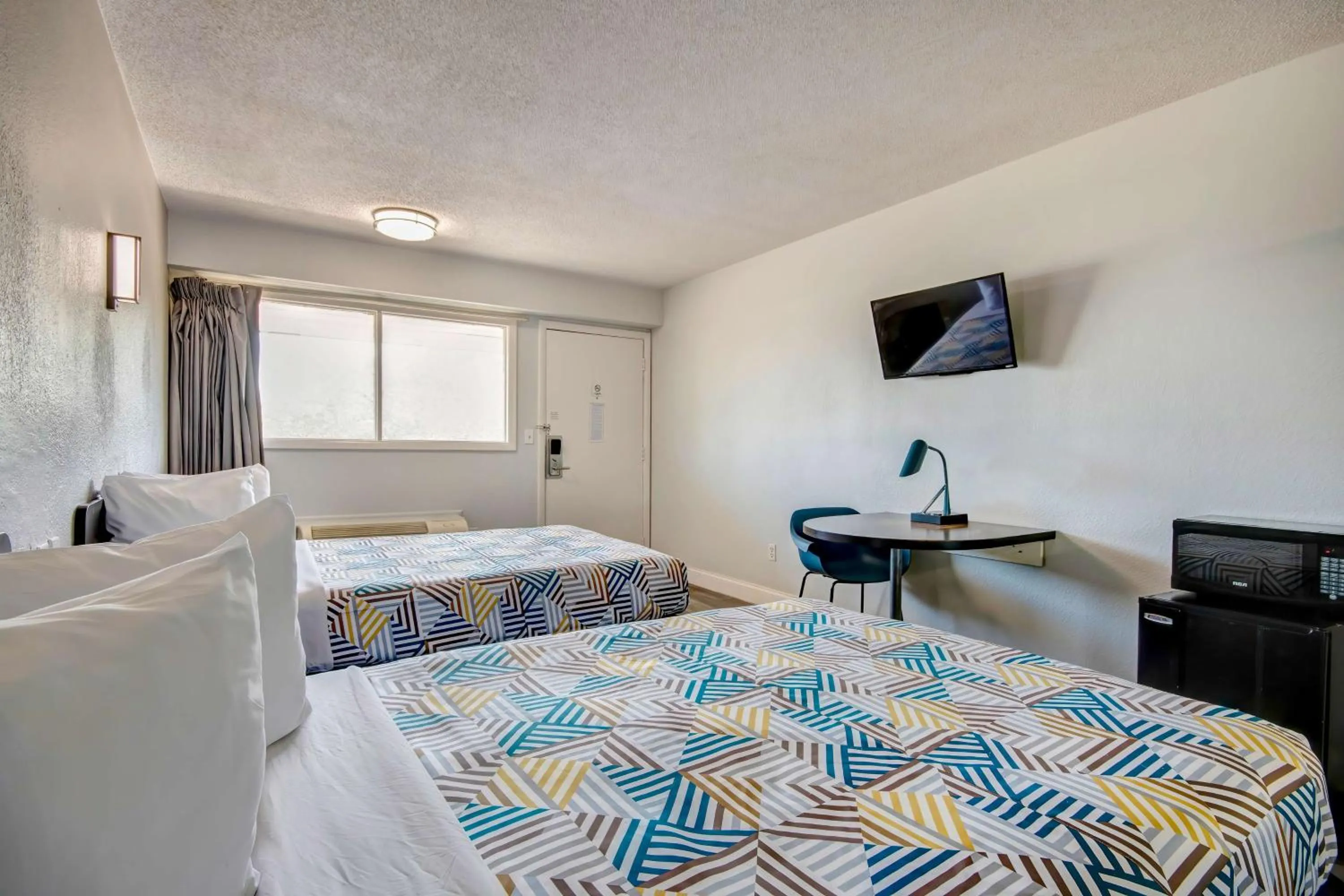 Bedroom, Bed in Motel 6 Columbus OH - OSU North