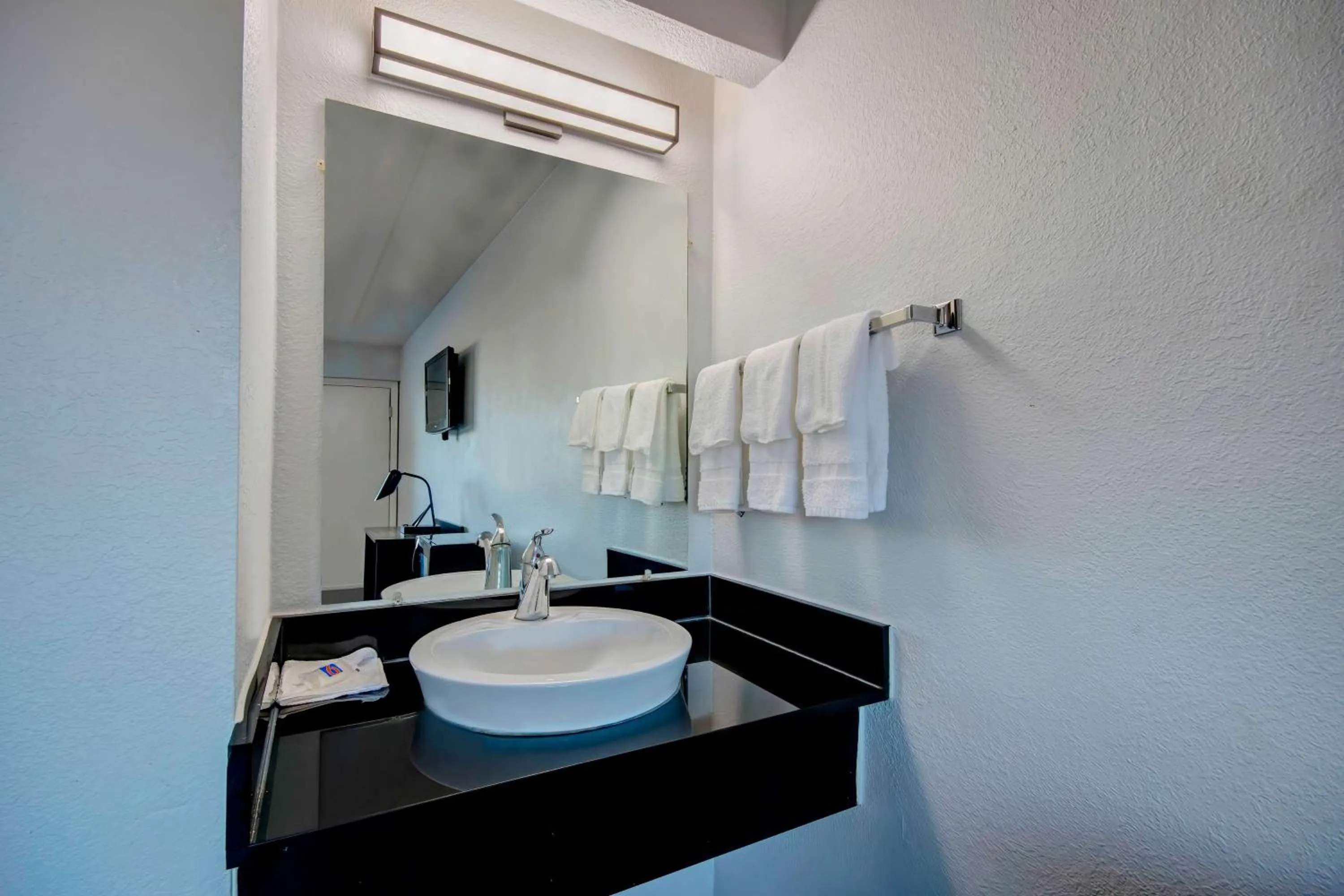 Bedroom in Motel 6 Columbus OH - OSU North