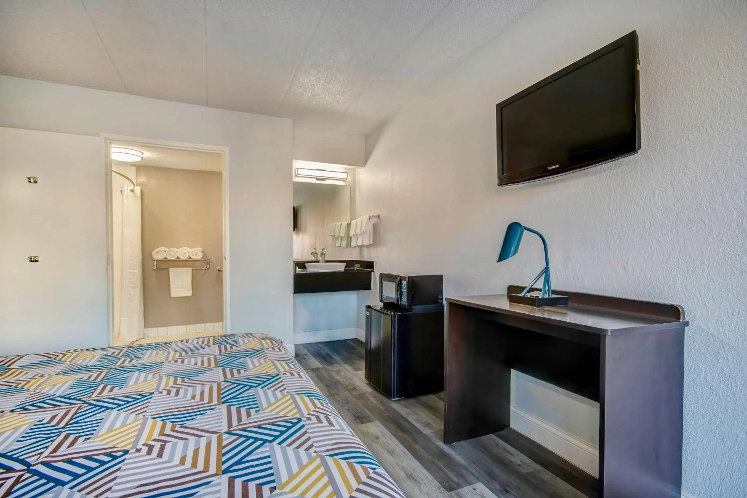 Bedroom, Bed in Motel 6 Columbus OH - OSU North Bedroom, Bed in Motel 6 Columbus OH - OSU North