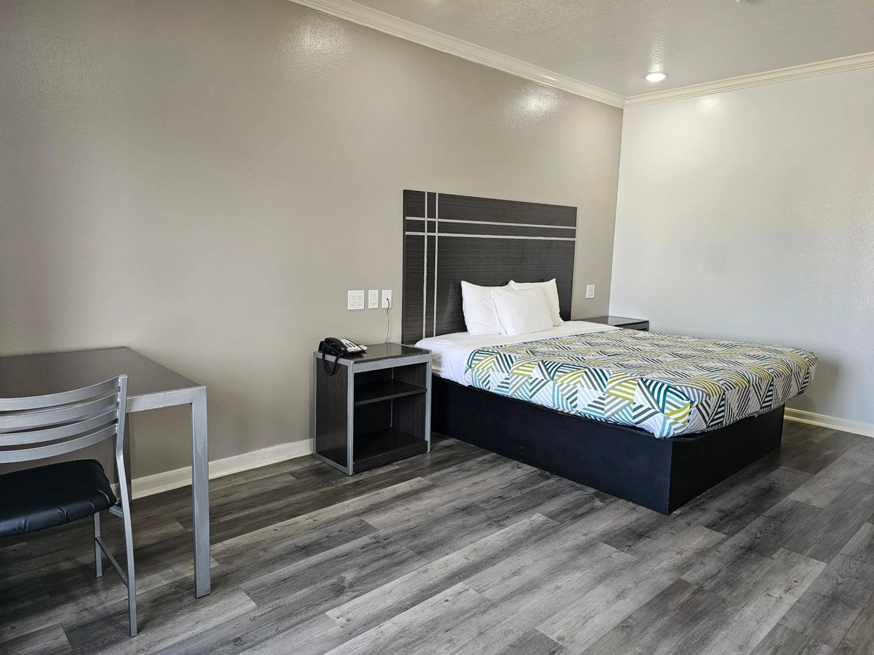 Photo of the whole room, Bed in Motel 6 Houston, TX - Hwy 249 and Fallbrook