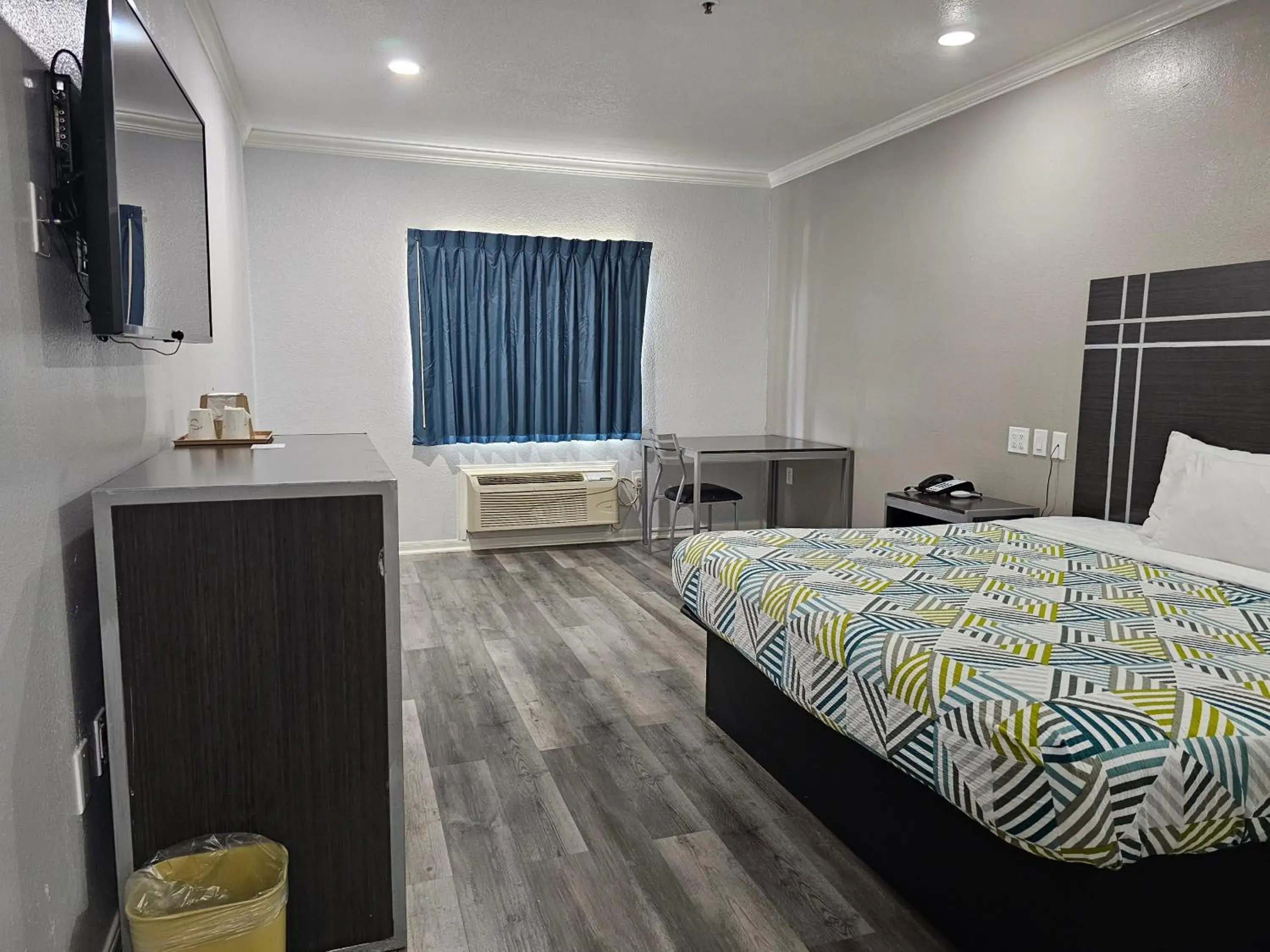 Photo of the whole room, Bed in Motel 6 Houston, TX - Hwy 249 and Fallbrook Photo of the whole room, Bed in Motel 6 Houston, TX - Hwy 249 and Fallbrook