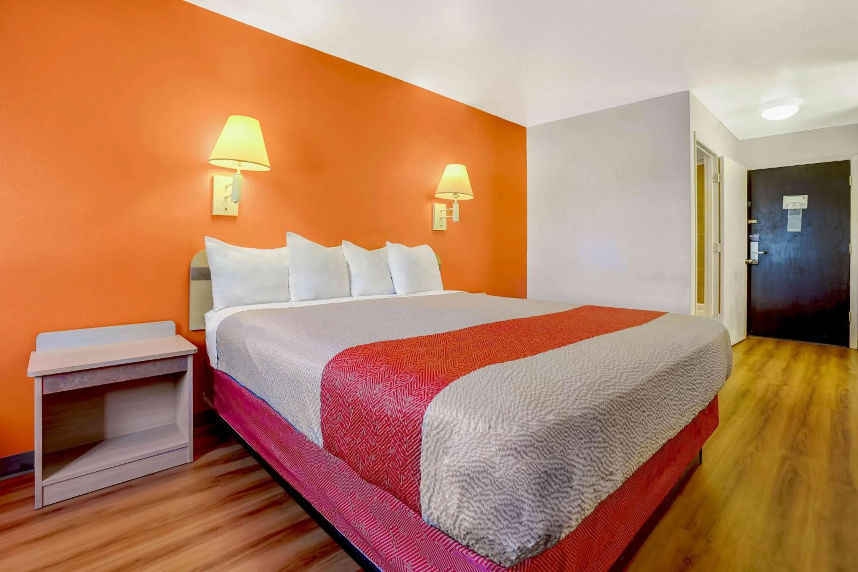 Photo of the whole room, Bed in Motel 6-Espanola, NM