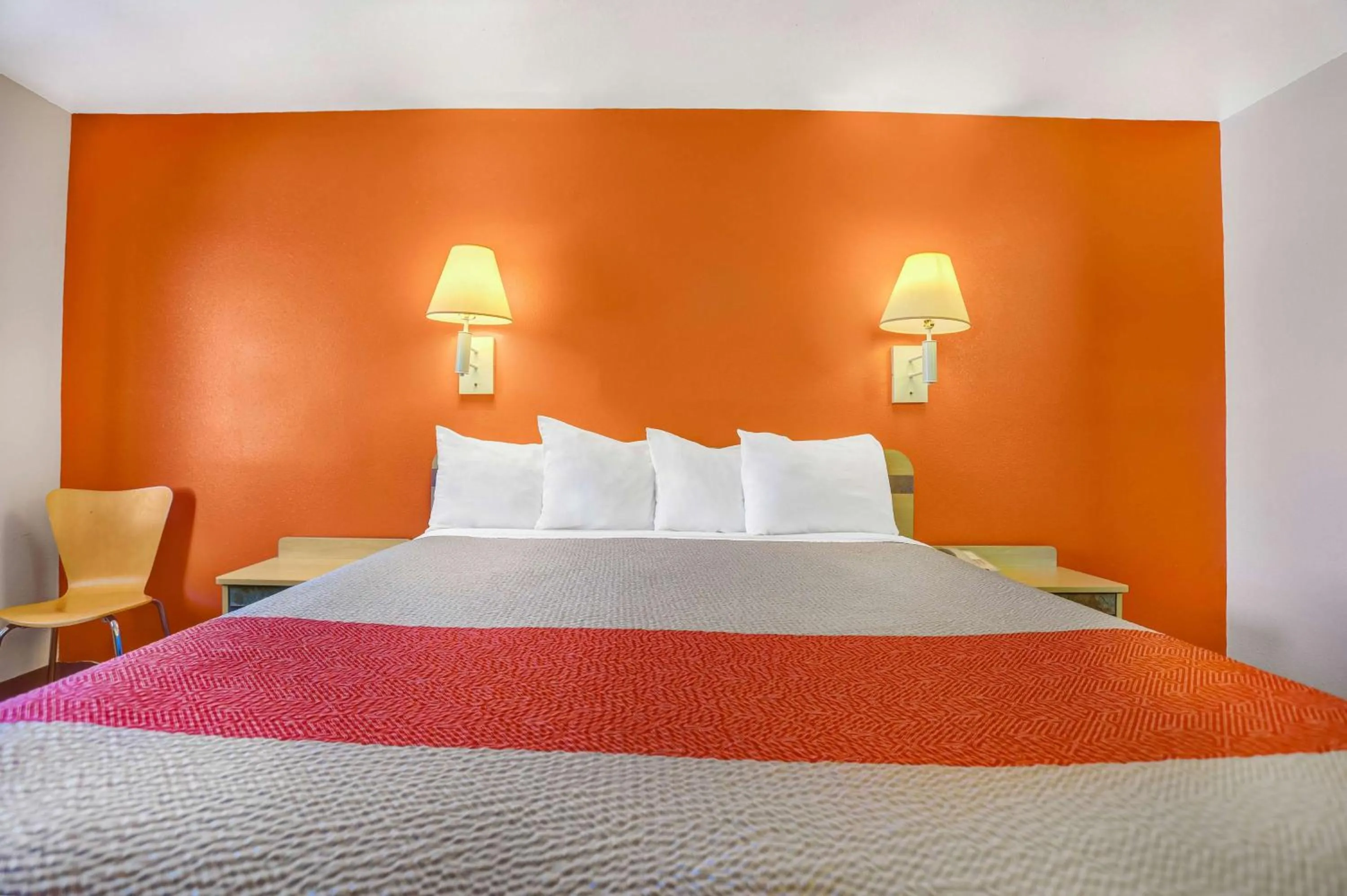 Bedroom, Bed in Motel 6-Espanola, NM