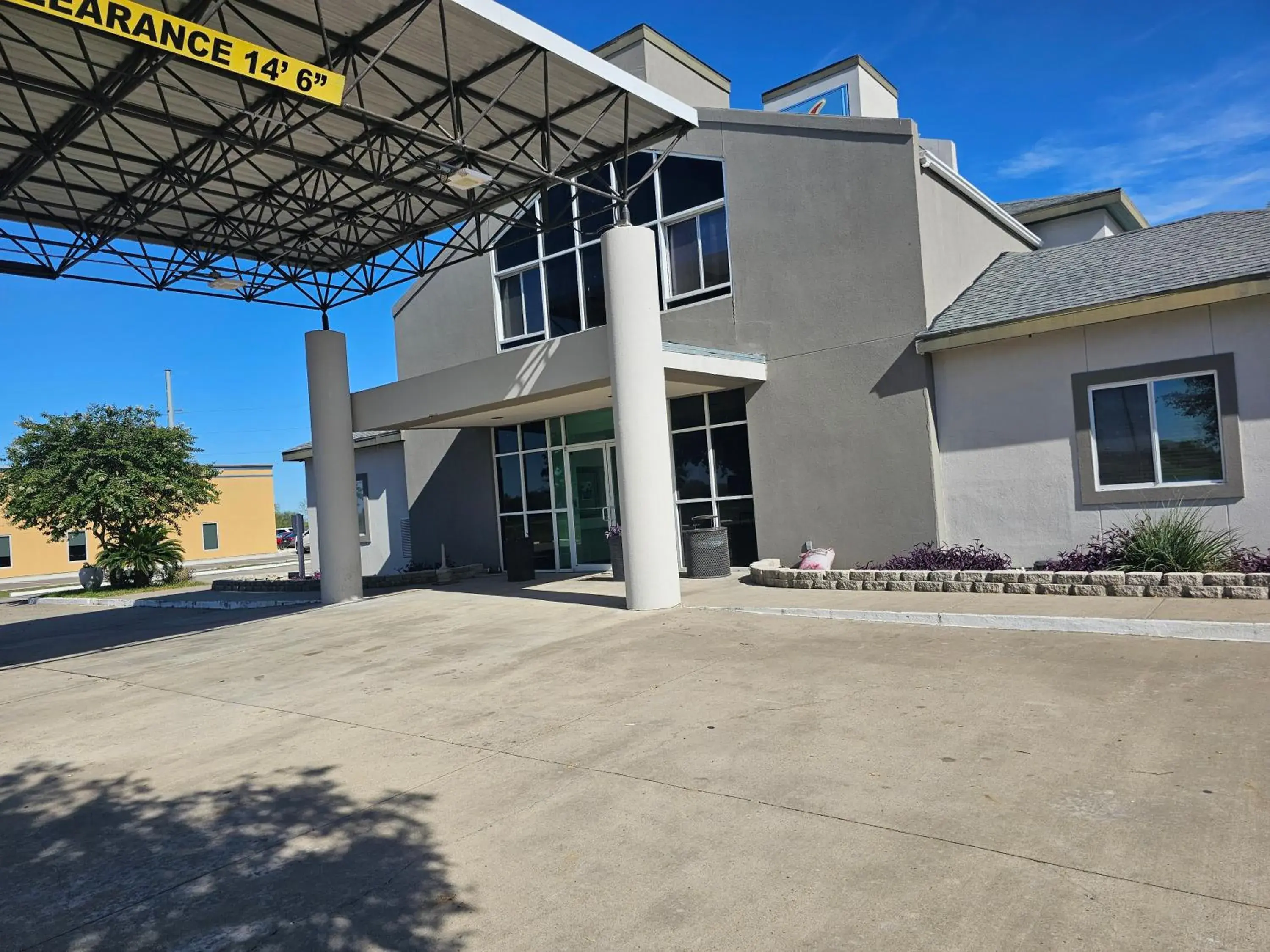 Property building in Motel 6 Sinton TX Property building in Motel 6 Sinton TX