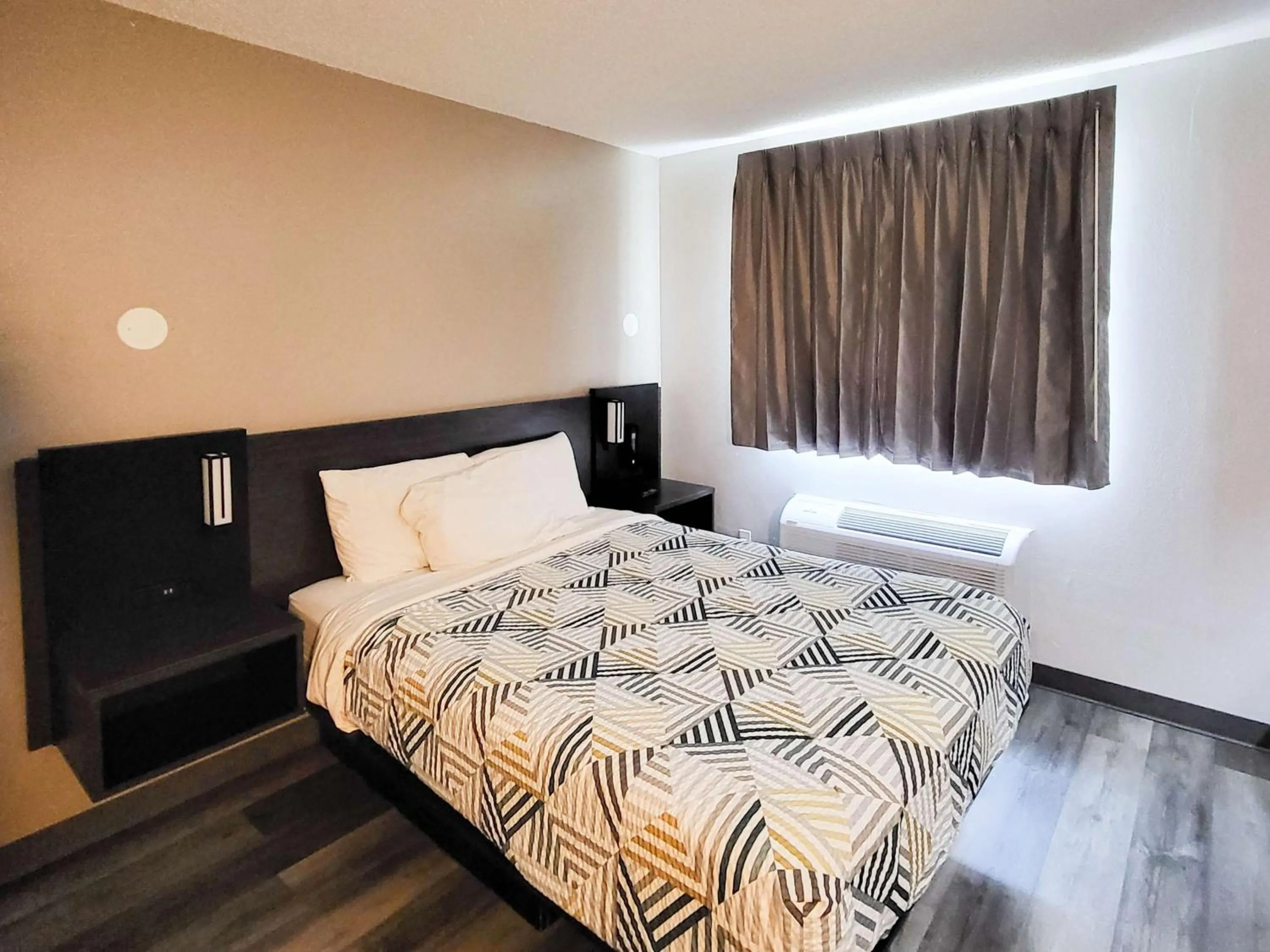 Bedroom, Bed in Motel 6 Sinton TX