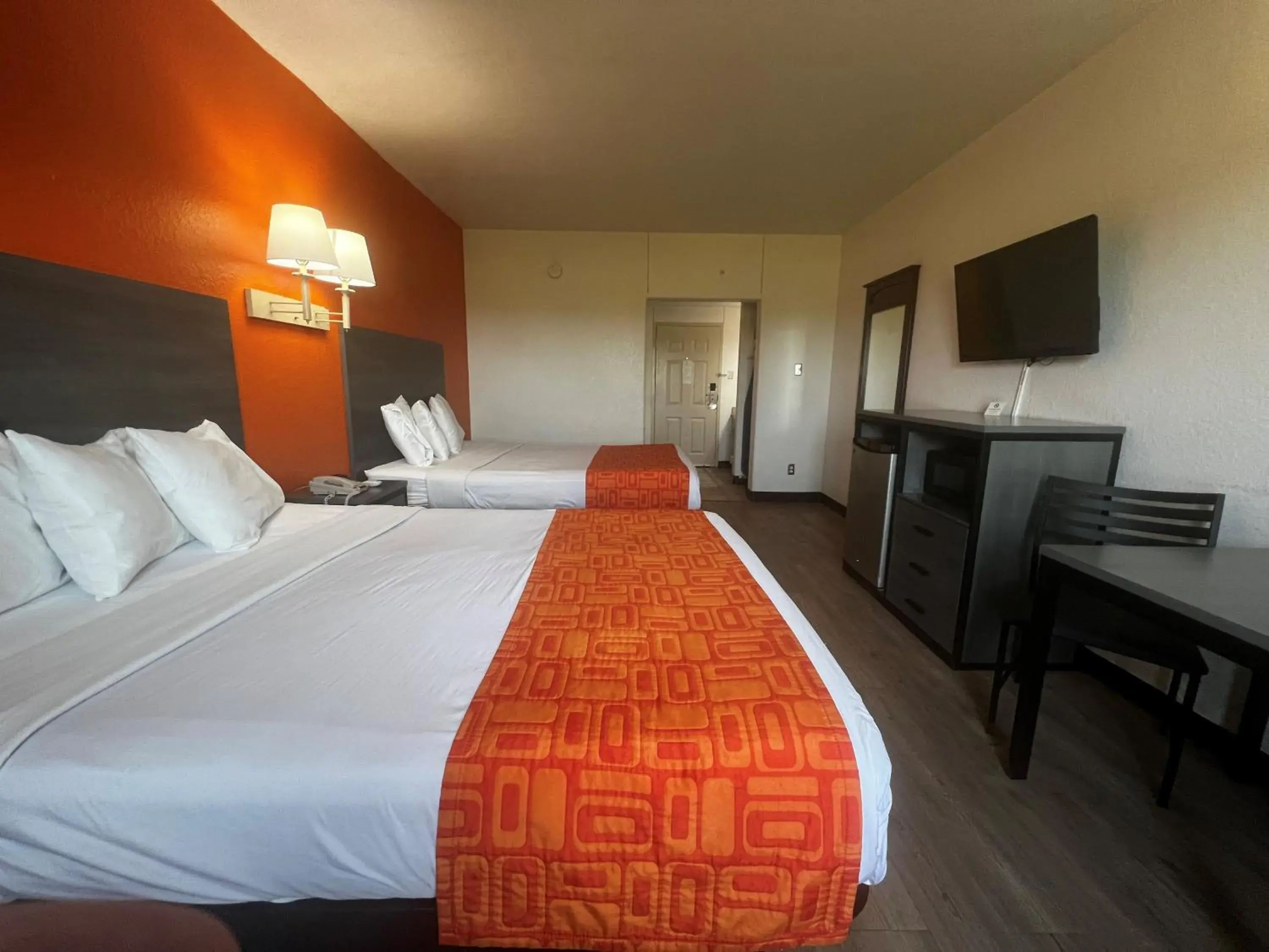 Bed in Howard Johnson by Wyndham Galveston