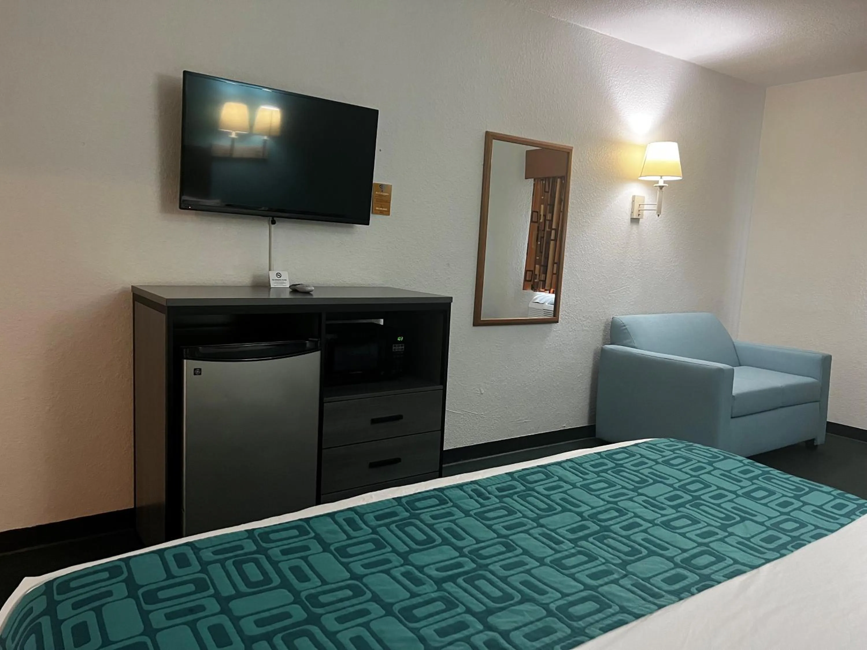 TV and multimedia, Bed in Howard Johnson by Wyndham Galveston