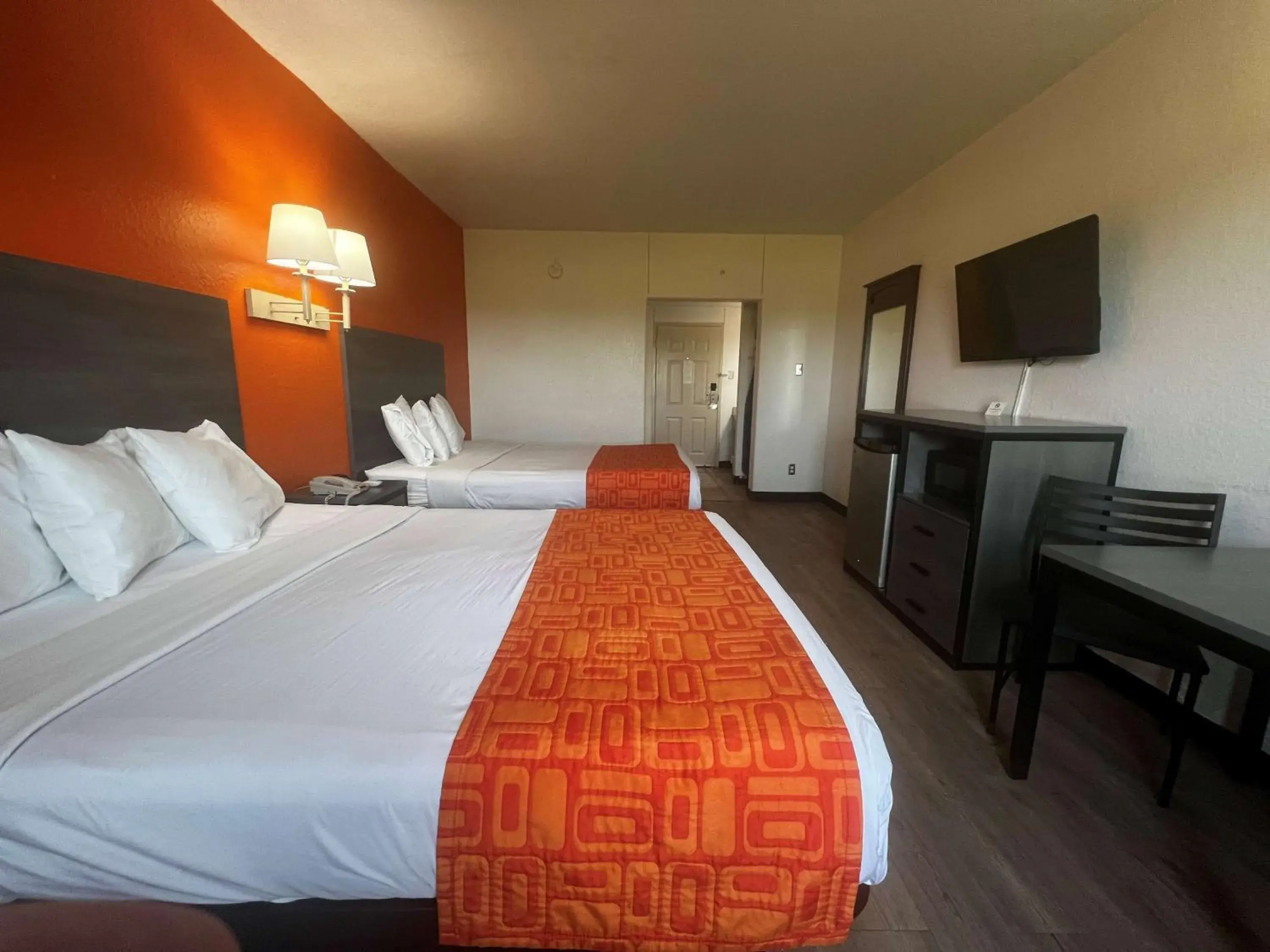 Photo of the whole room, Bed in Howard Johnson by Wyndham Galveston