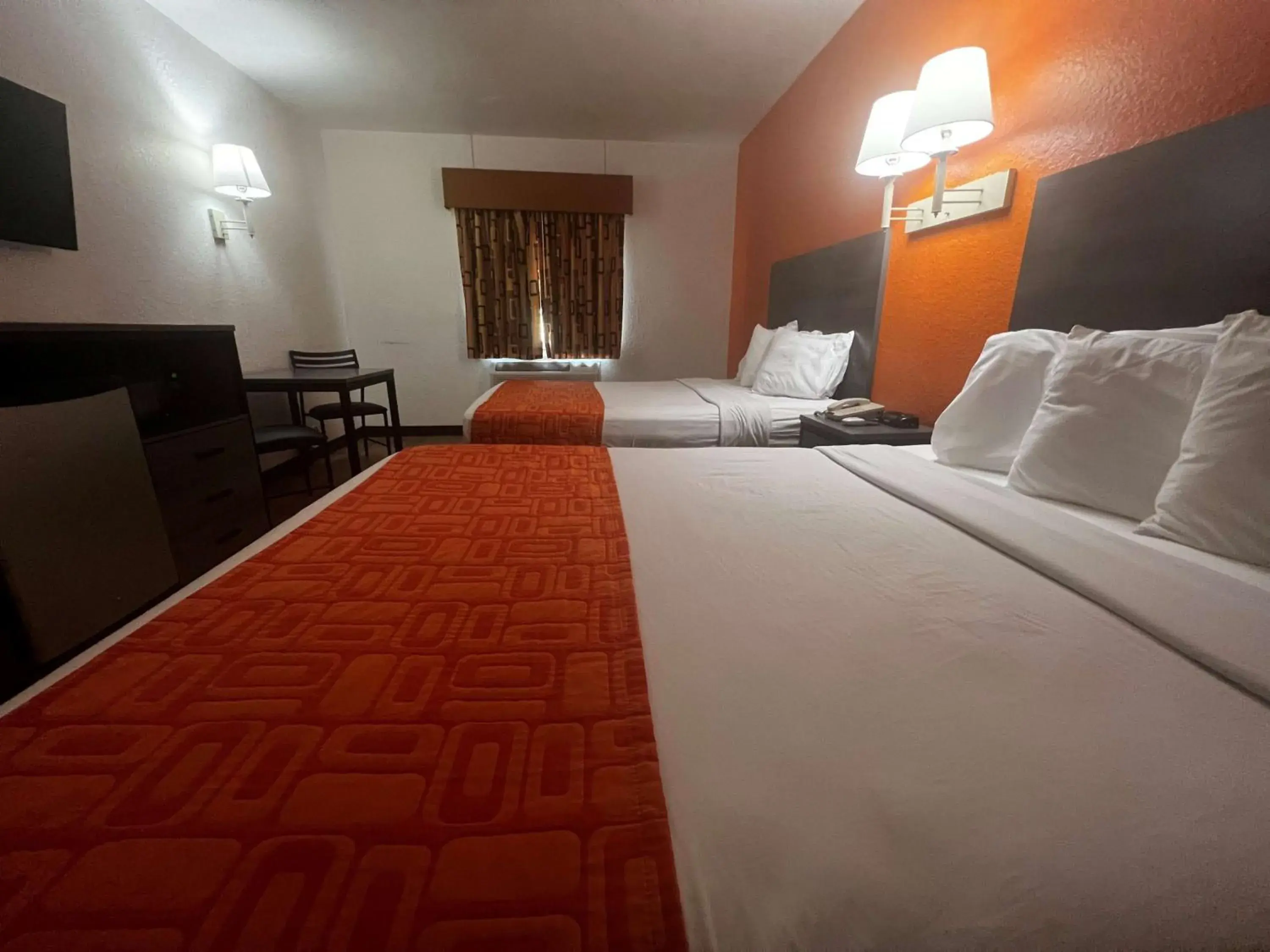 Photo of the whole room, Bed in Howard Johnson by Wyndham Galveston