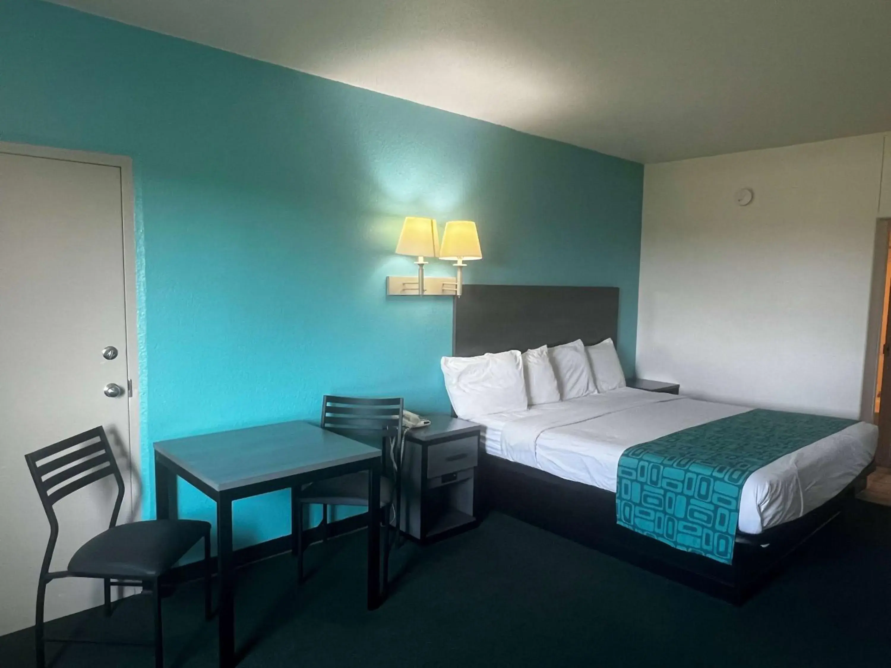 Photo of the whole room, Bed in Howard Johnson by Wyndham Galveston