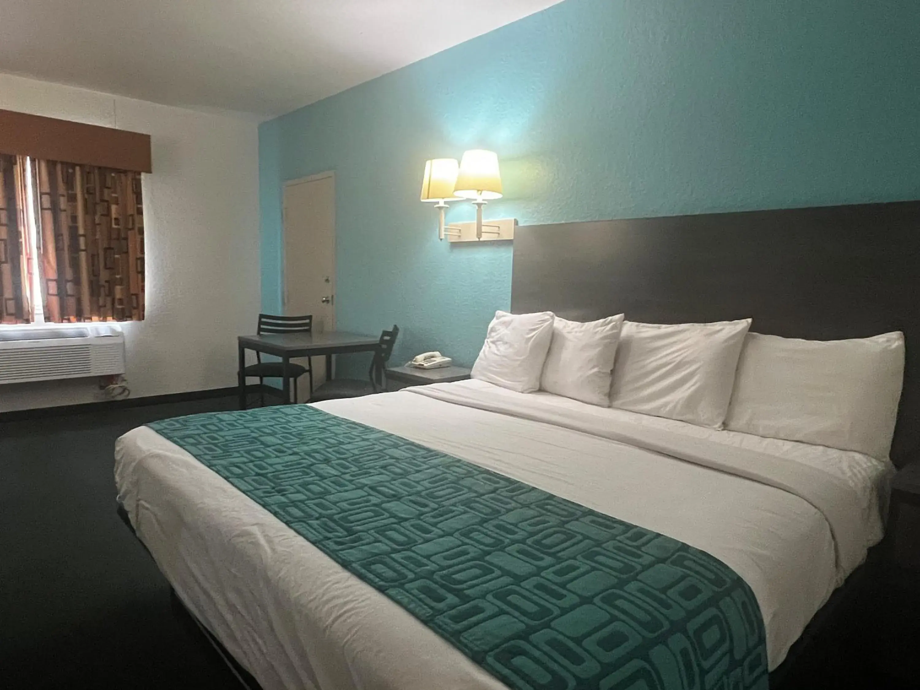 Bed in Howard Johnson by Wyndham Galveston