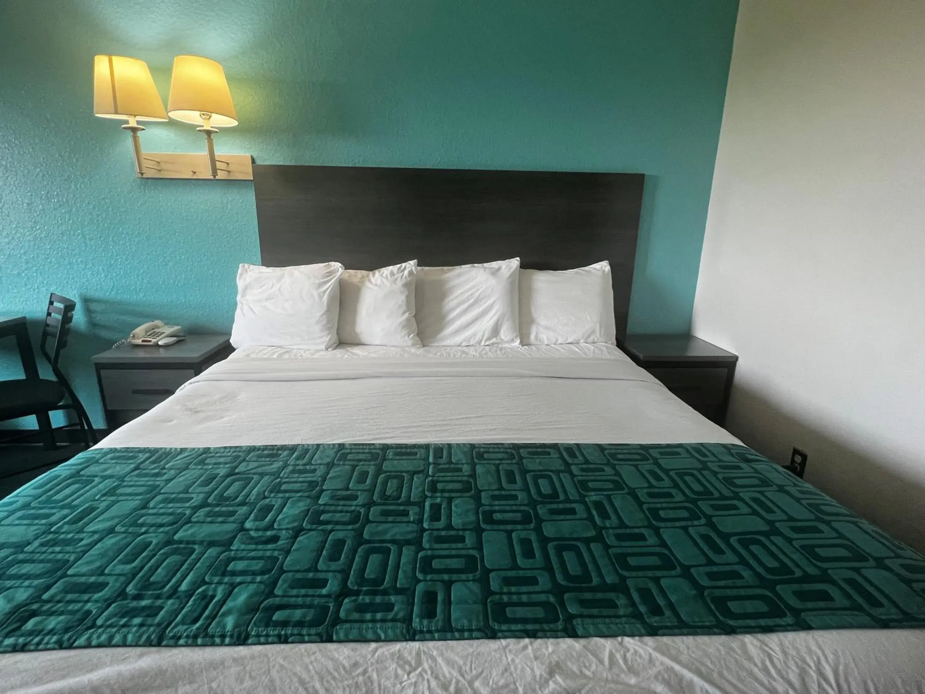 Bed in Howard Johnson by Wyndham Galveston