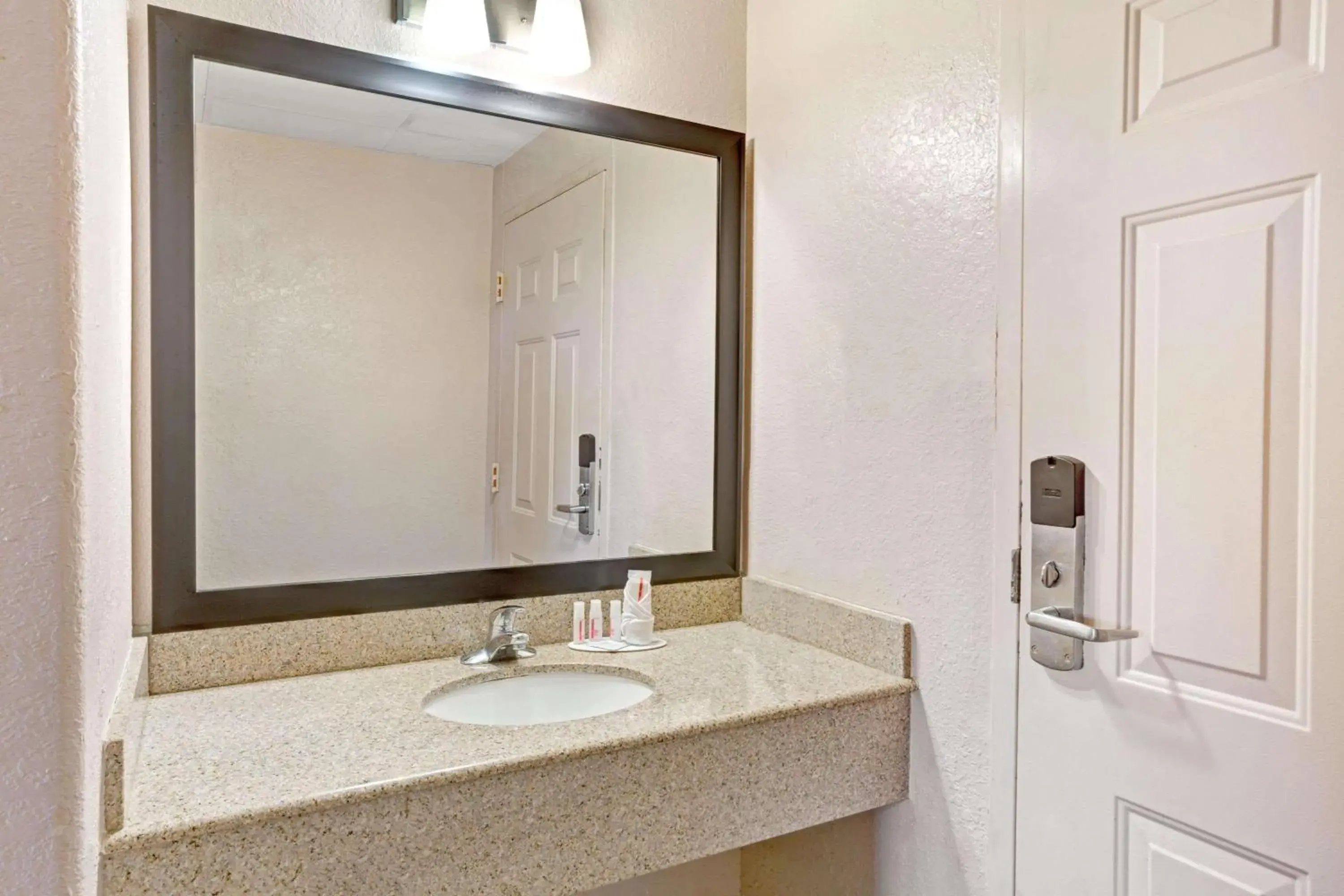 Bathroom in Howard Johnson by Wyndham Galveston