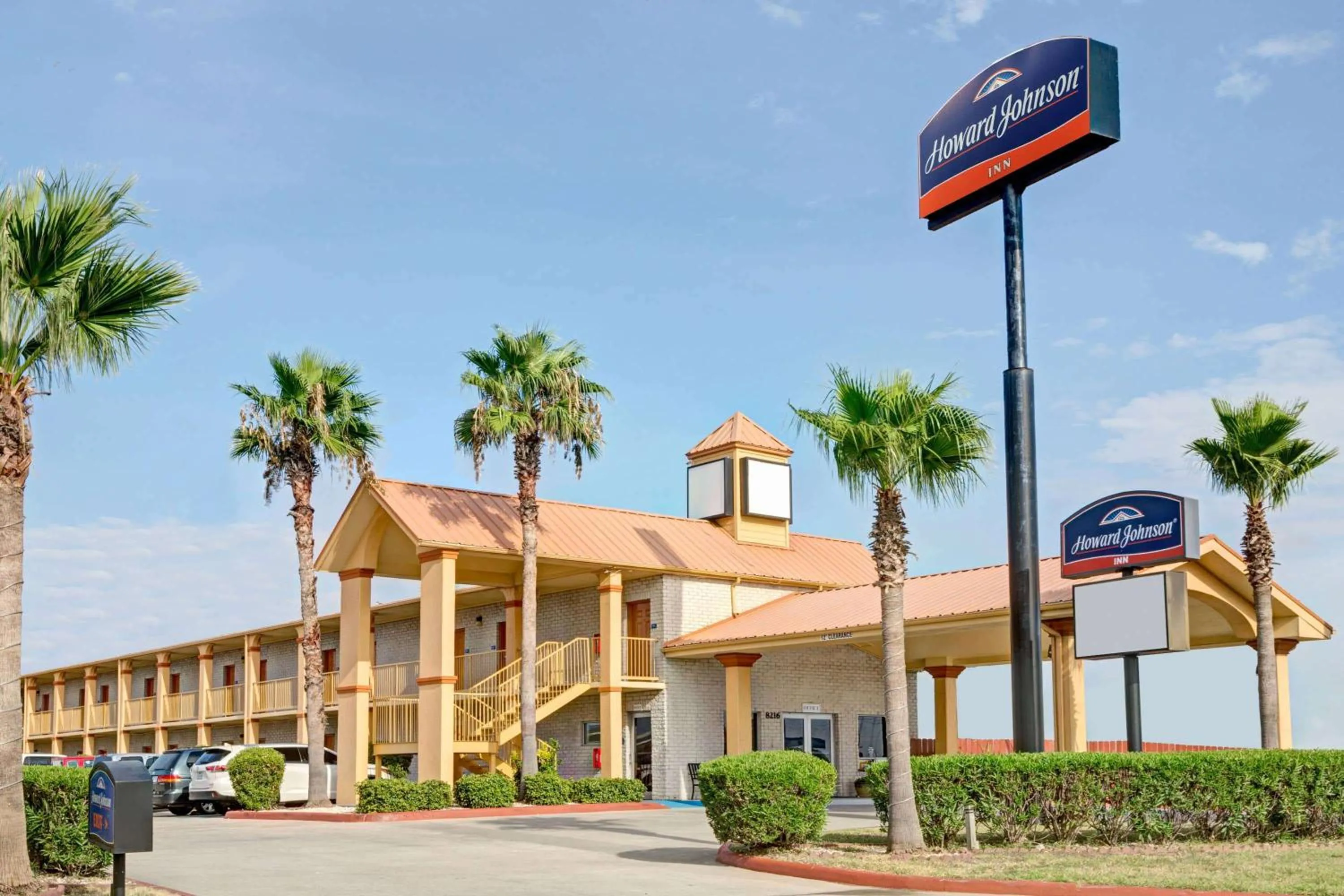 Property building in Howard Johnson by Wyndham Galveston