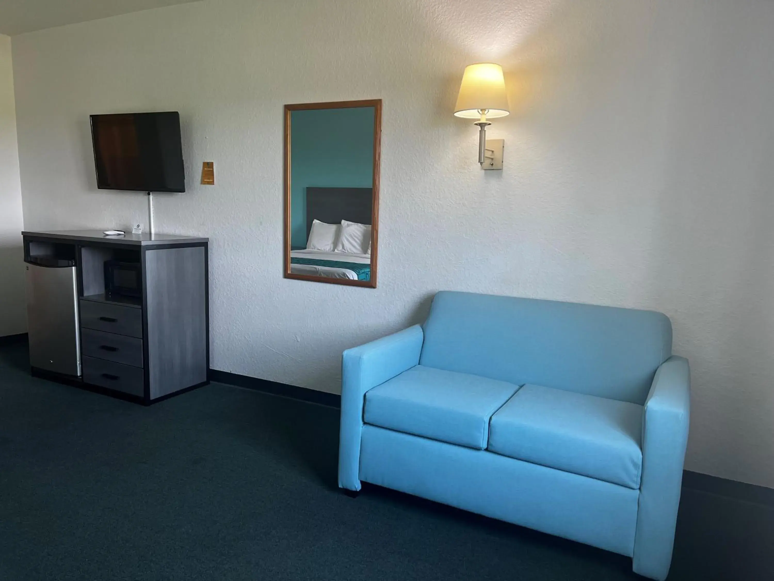 TV and multimedia, Seating Area in Howard Johnson by Wyndham Galveston