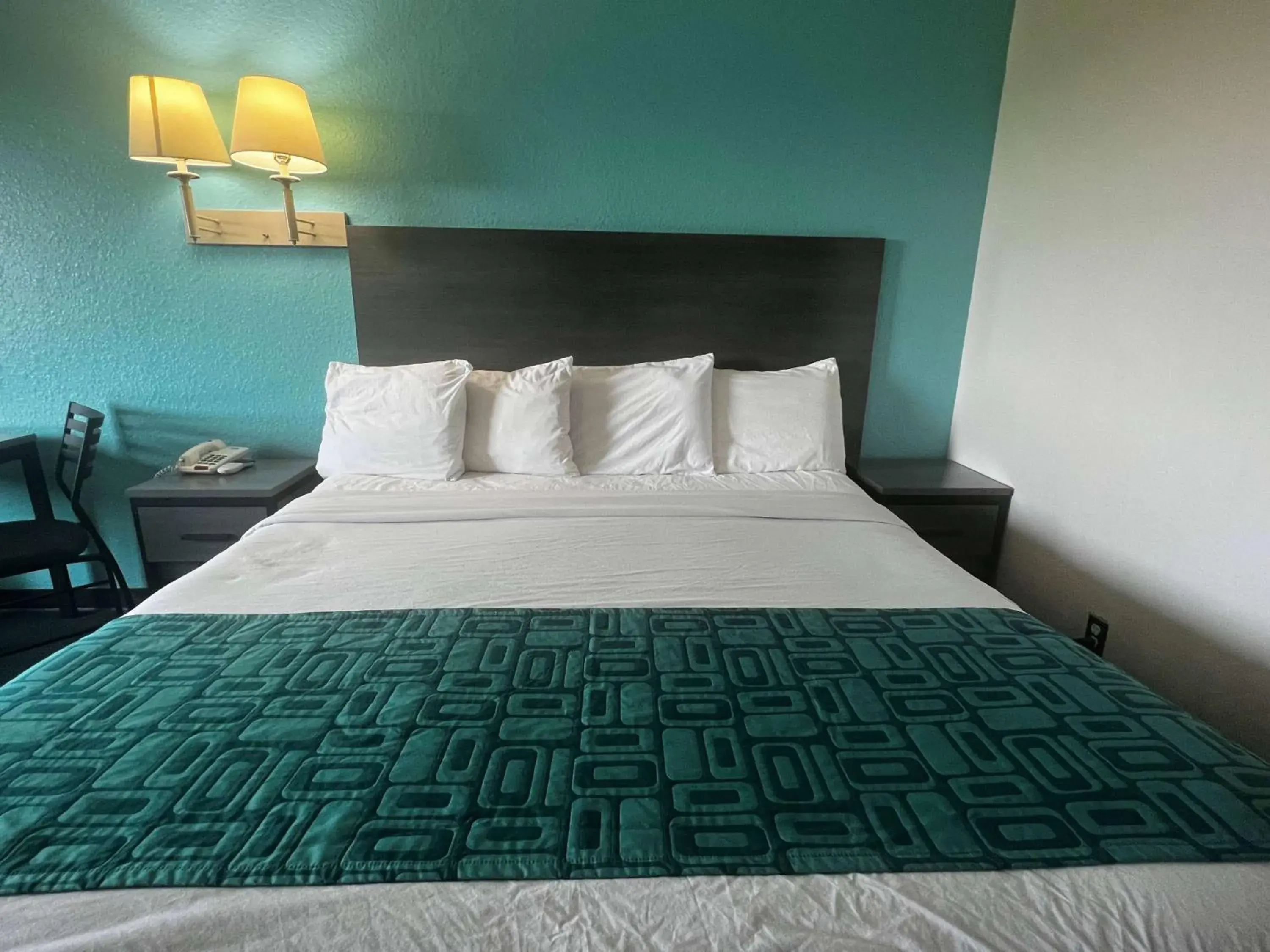 Photo of the whole room, Bed in Howard Johnson by Wyndham Galveston