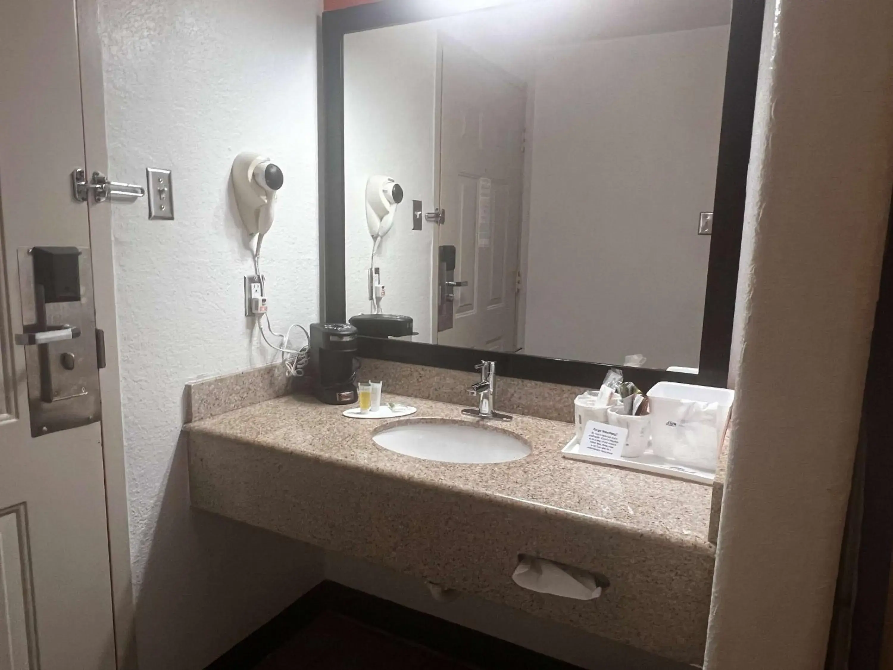 TV and multimedia, Bathroom in Howard Johnson by Wyndham Galveston
