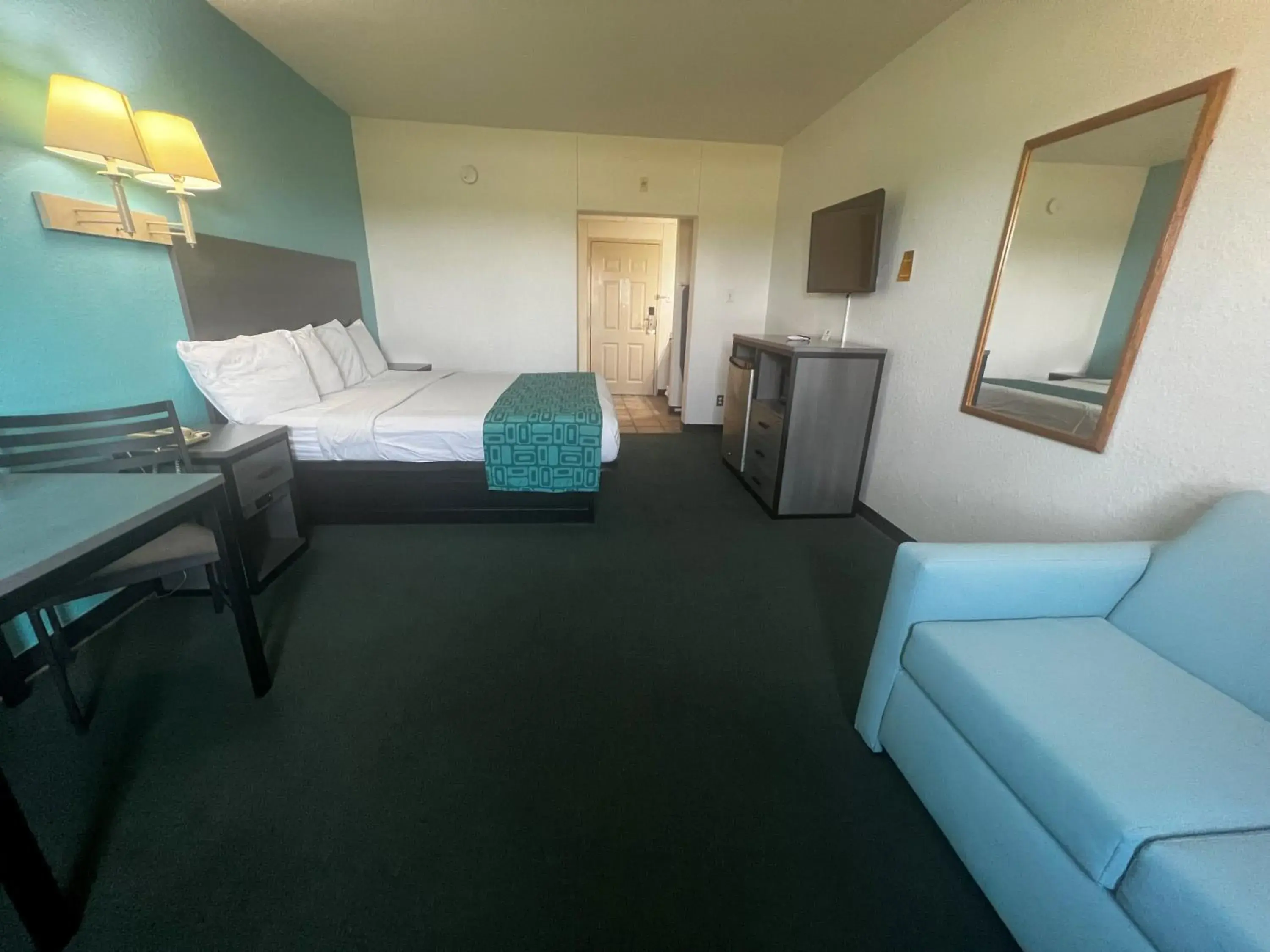 Photo of the whole room, Bed in Howard Johnson by Wyndham Galveston