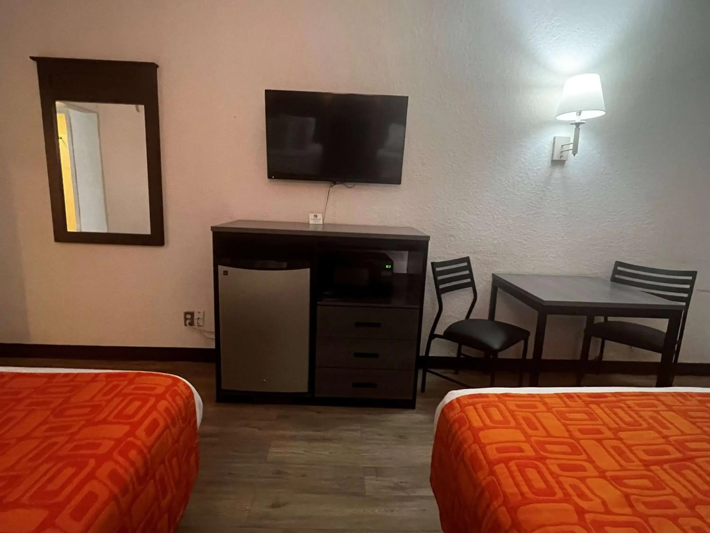 Photo of the whole room, TV/Entertainment Center in Howard Johnson by Wyndham Galveston